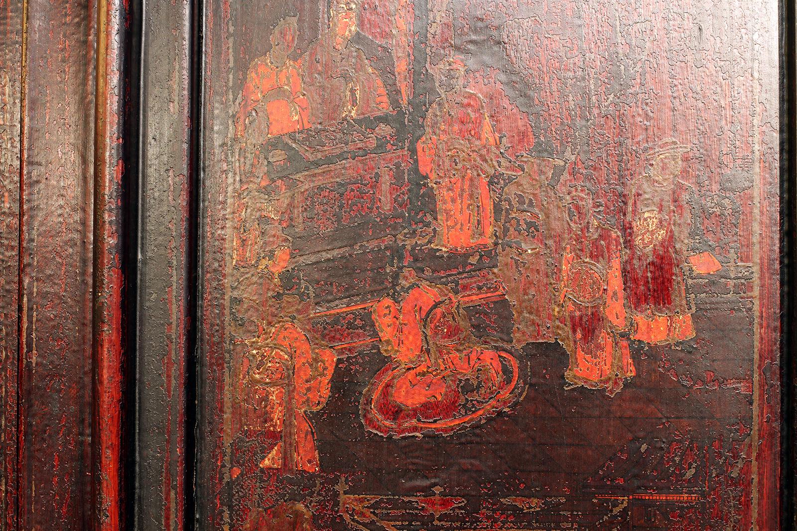Qing Paire de bibliothèques chinoises laquées rouge et dorées du 18ème siècle en vente