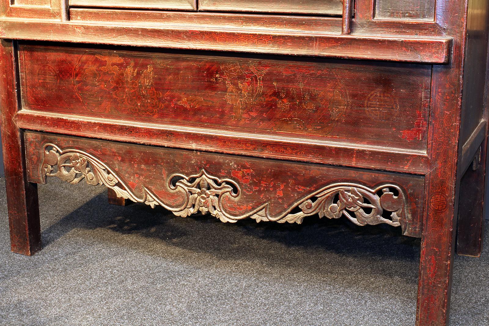 Pair of Chinese Red Gilded Lacquered Bookcase Cabinets from the 18th Century In Good Condition For Sale In Brescia, IT