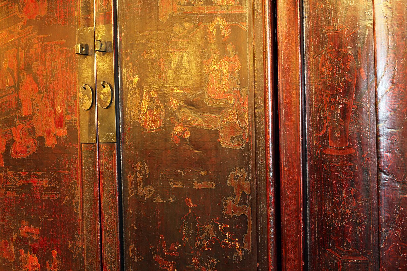 Laccato Coppia di armadi libreria cinesi con laccatura dorata rossa del XVIII secolo in vendita