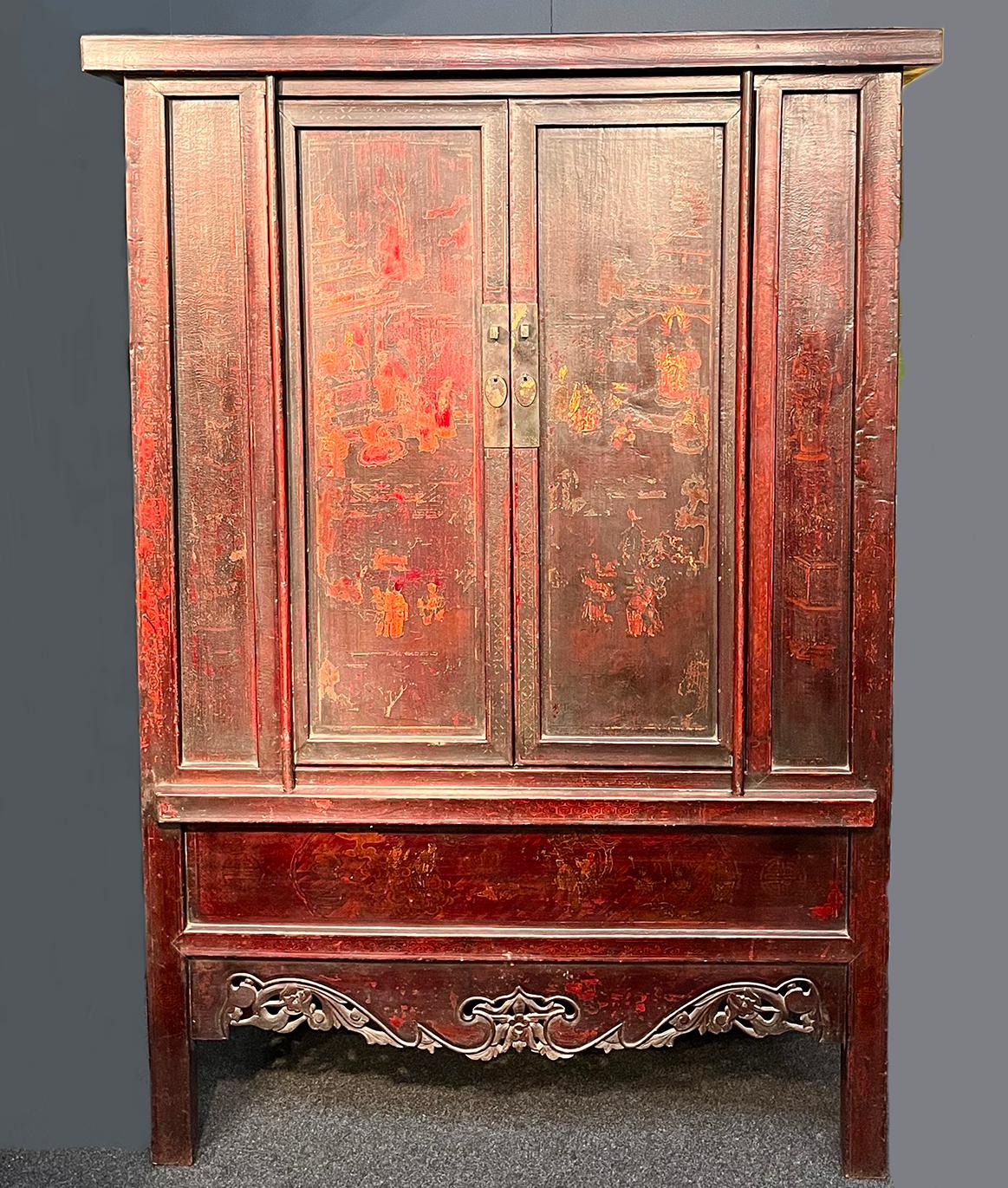Pair of Chinese Red Gilded Lacquered Bookcase Cabinets from the 18th Century For Sale 1