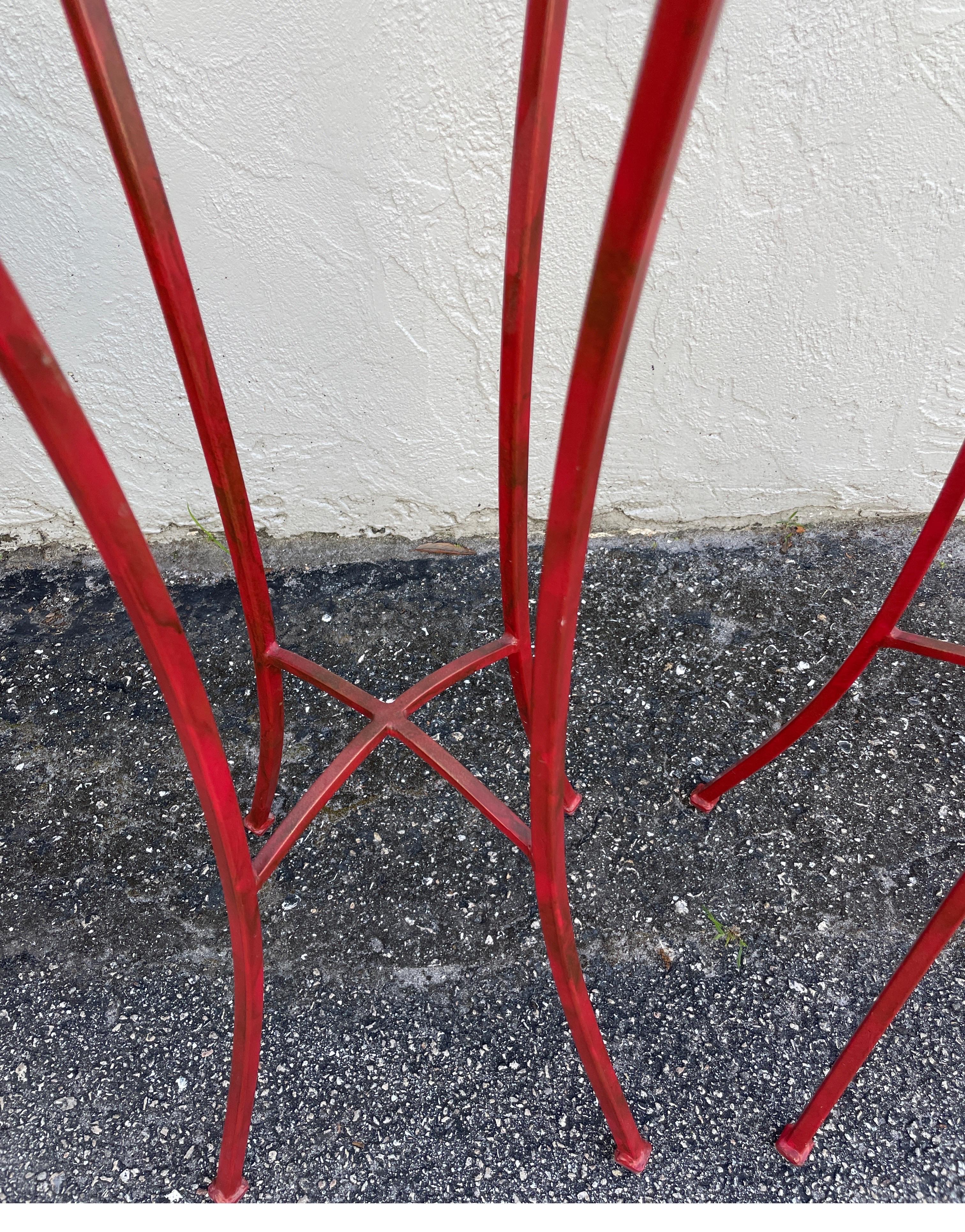 Paar chinesische Ständer aus Eisen mit rotem Glasaufsatz im Zustand „Gut“ im Angebot in West Palm Beach, FL