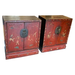 Paire d'armoires/chests chinois à façades laquées rouges de style chinois