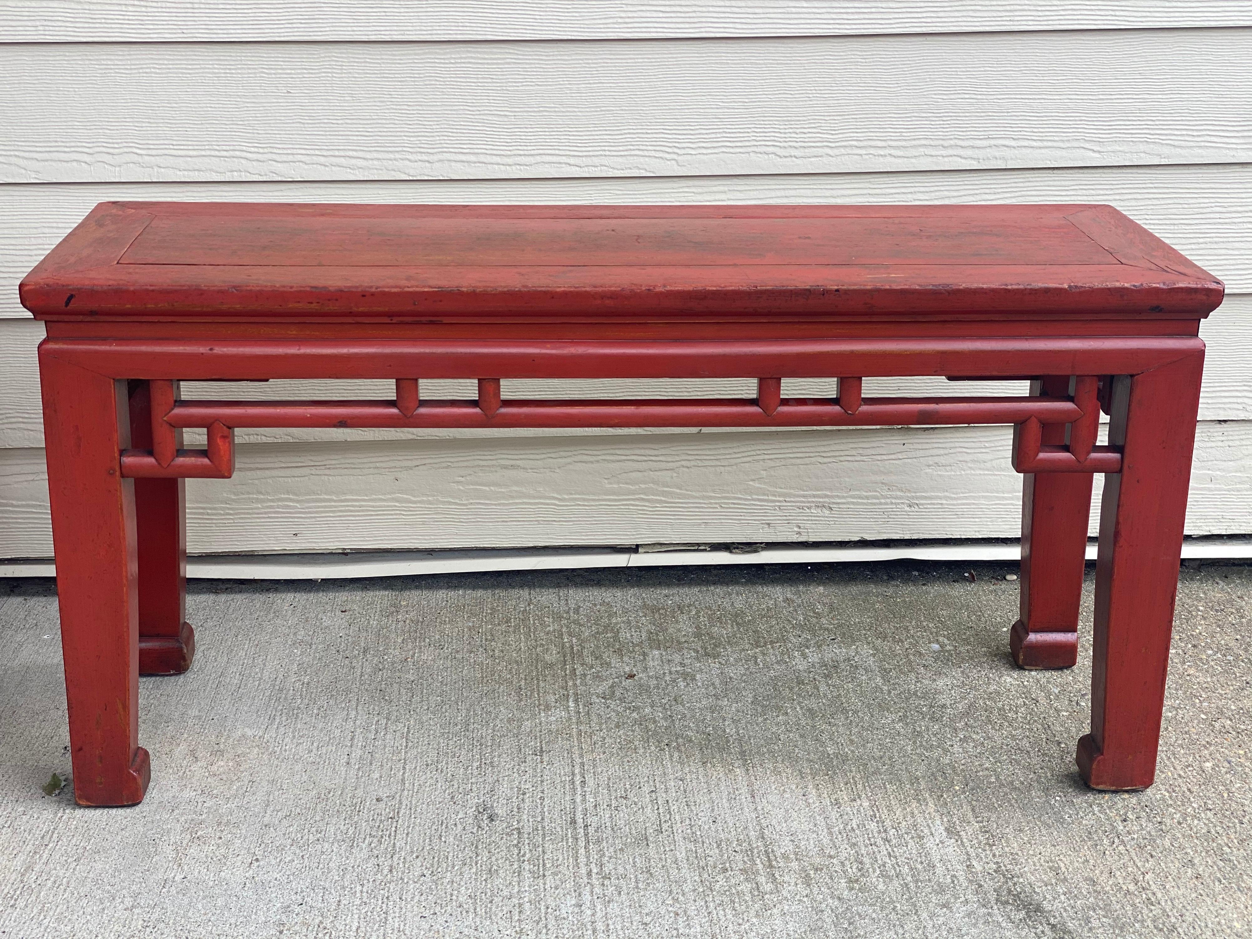 Paar chinesische rote lackierte niedrige Tische/Beine im Angebot 2