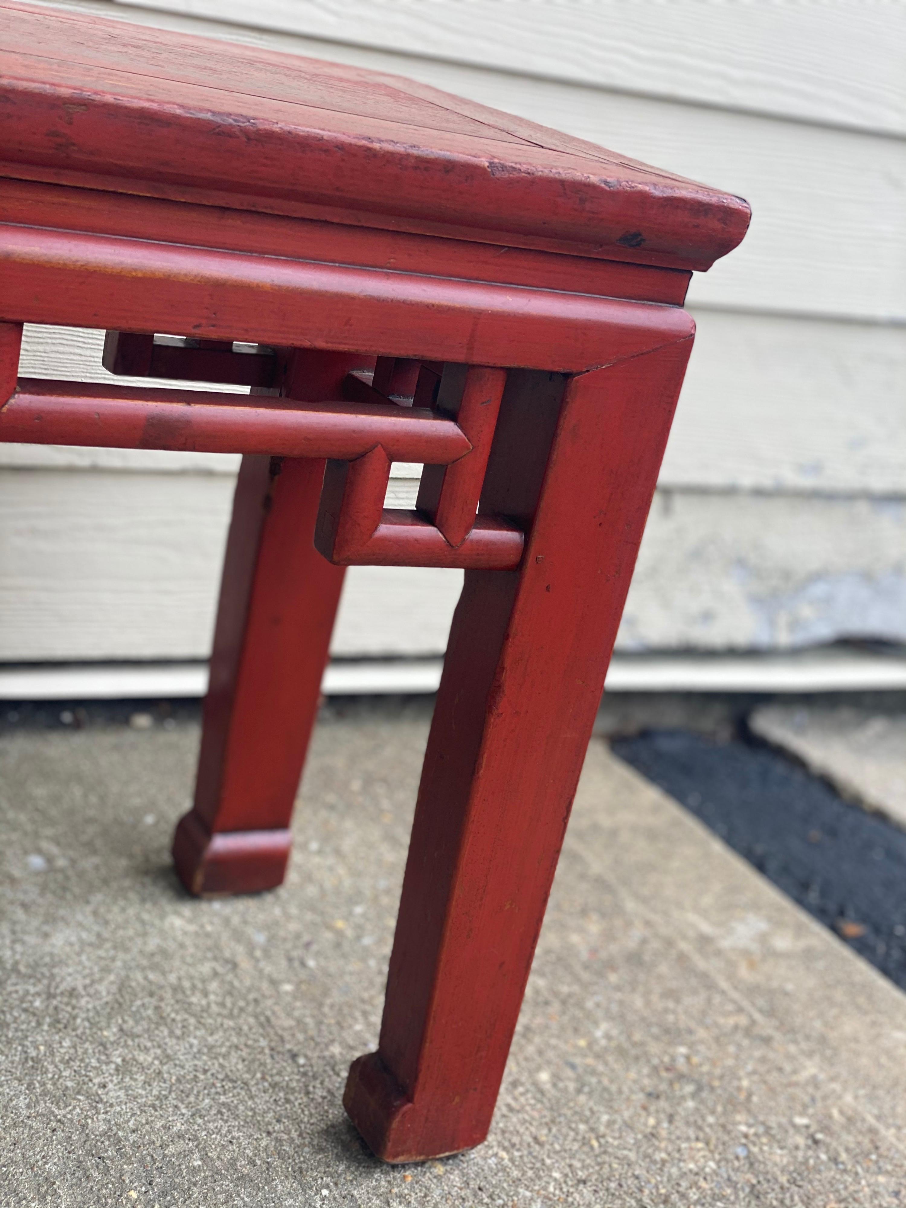 Paar chinesische rote lackierte niedrige Tische/Beine im Angebot 3