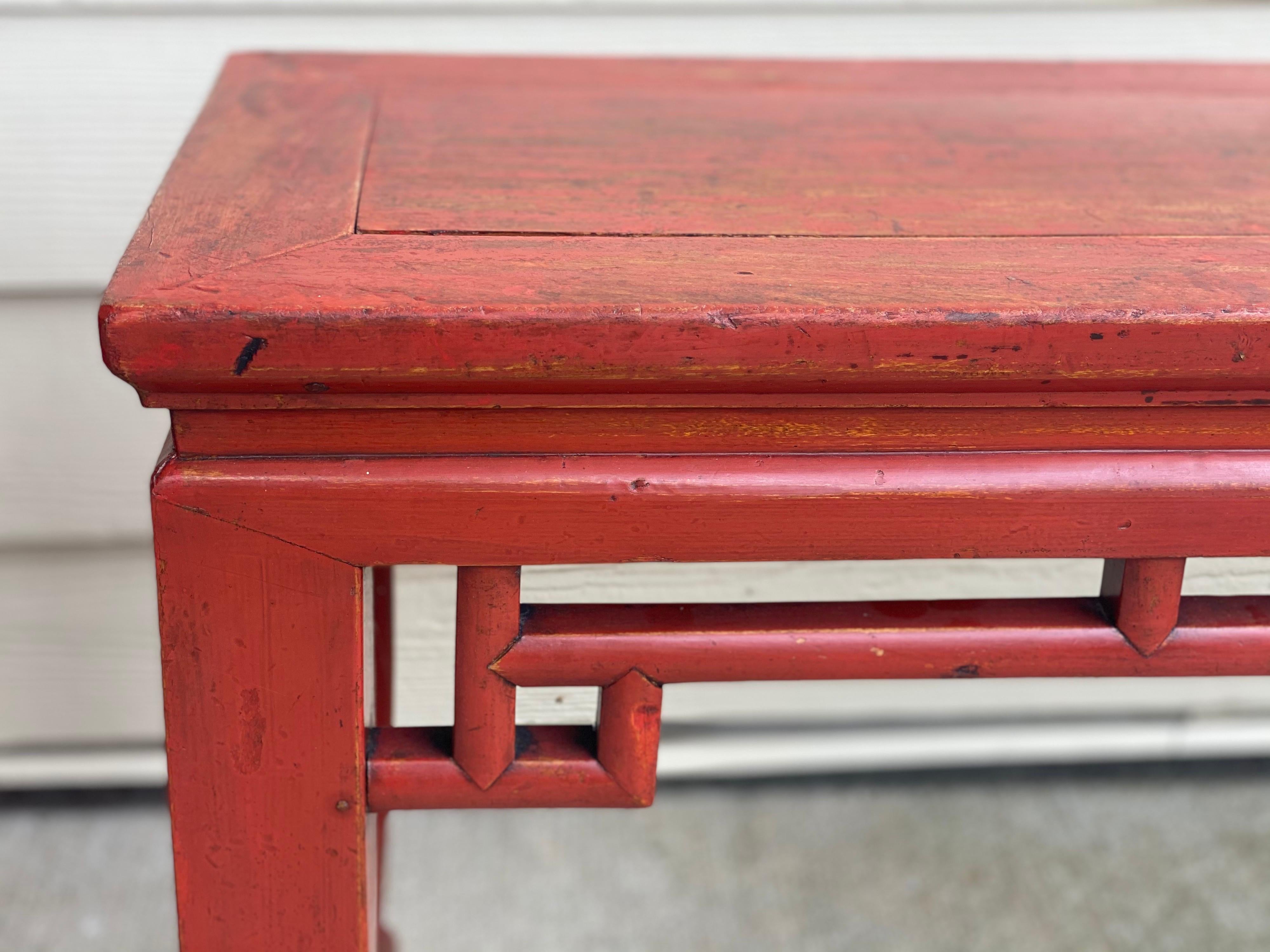 Paar chinesische rote lackierte niedrige Tische/Beine im Angebot 4