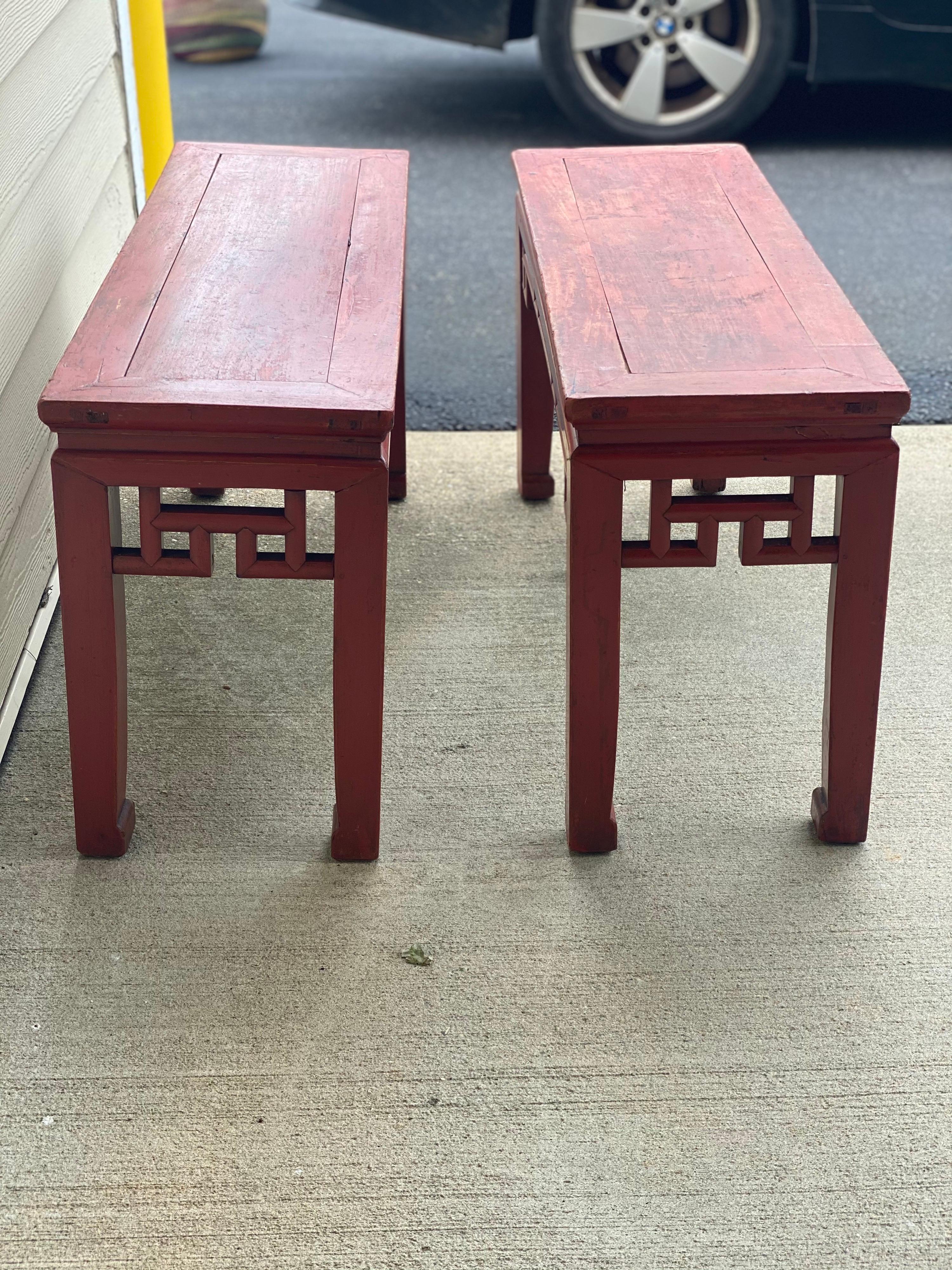 Paar chinesische rote lackierte niedrige Tische/Beine (Chinesisch) im Angebot