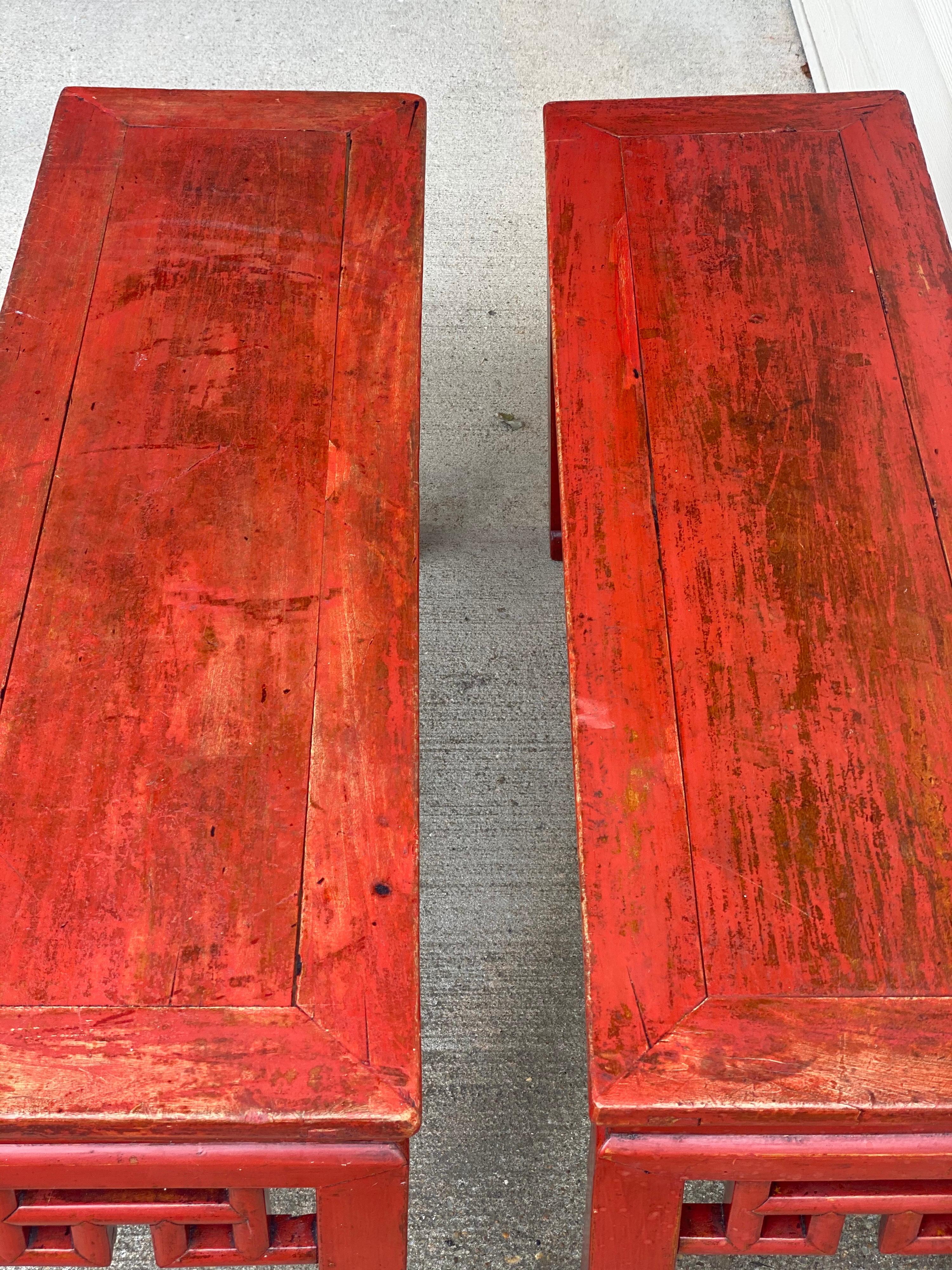 Paar chinesische rote lackierte niedrige Tische/Beine (Lackiert) im Angebot
