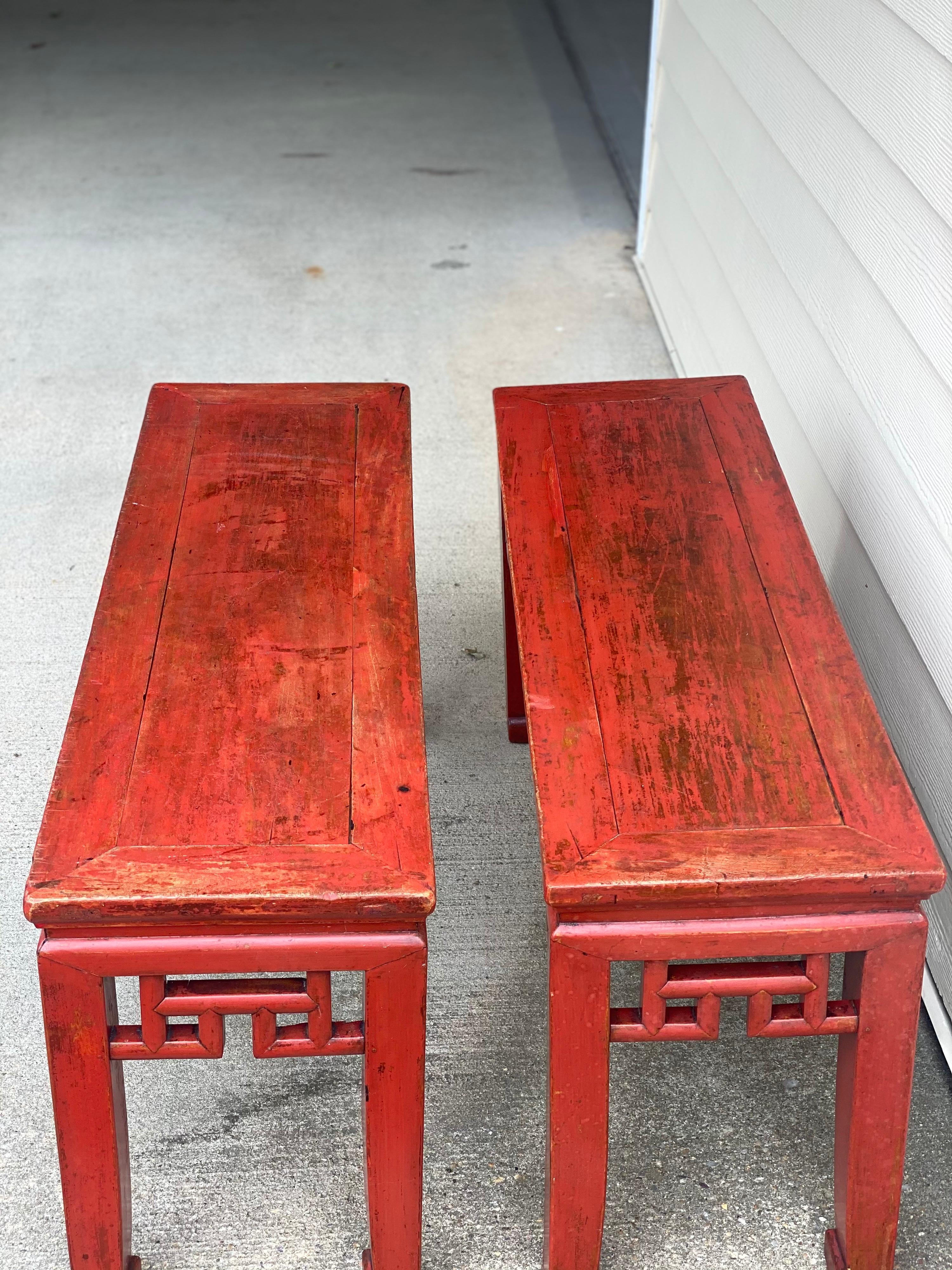 Paar chinesische rote lackierte niedrige Tische/Beine im Zustand „Gut“ im Angebot in Southampton, NY