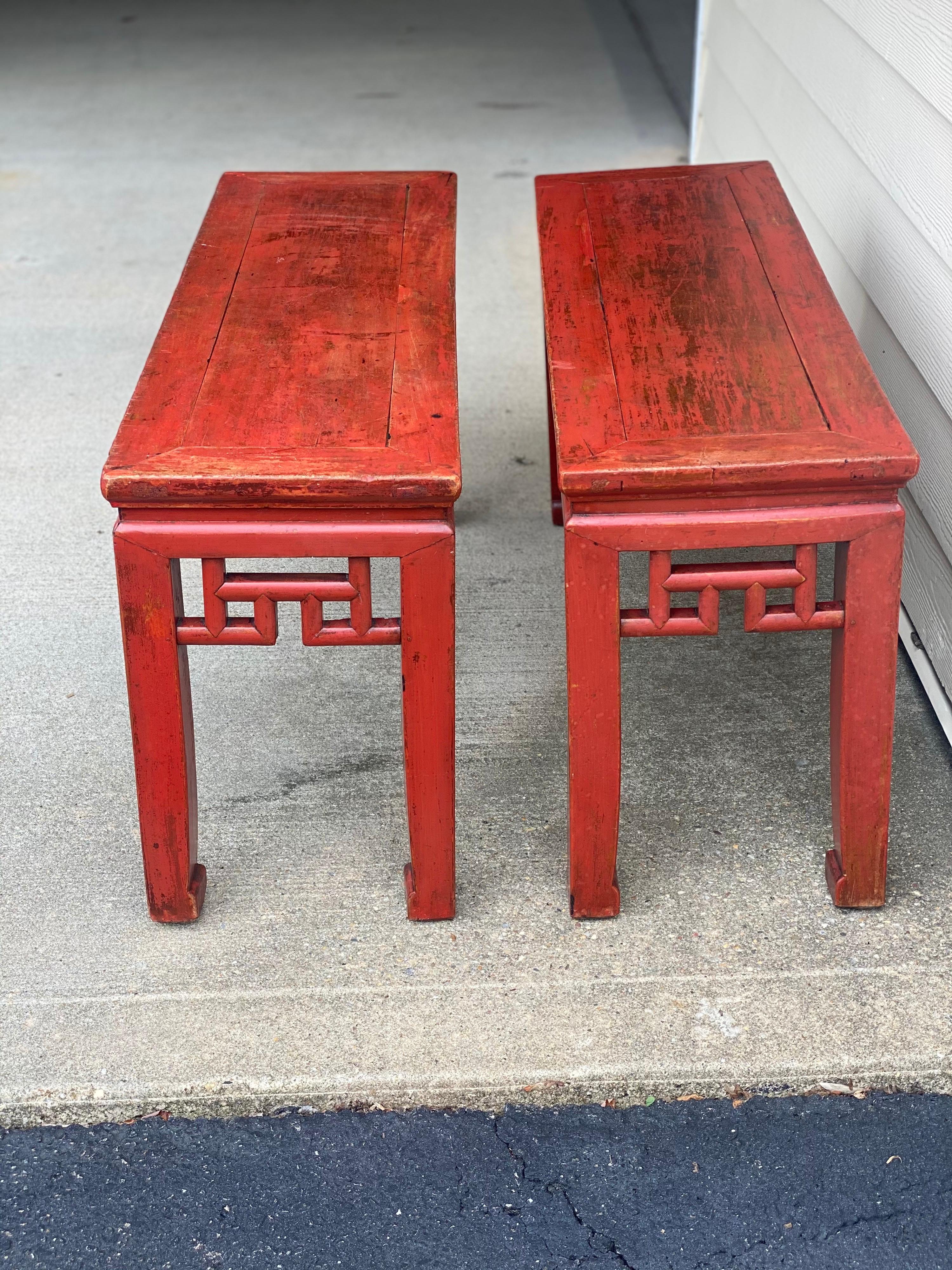 Paar chinesische rote lackierte niedrige Tische/Beine (20. Jahrhundert) im Angebot