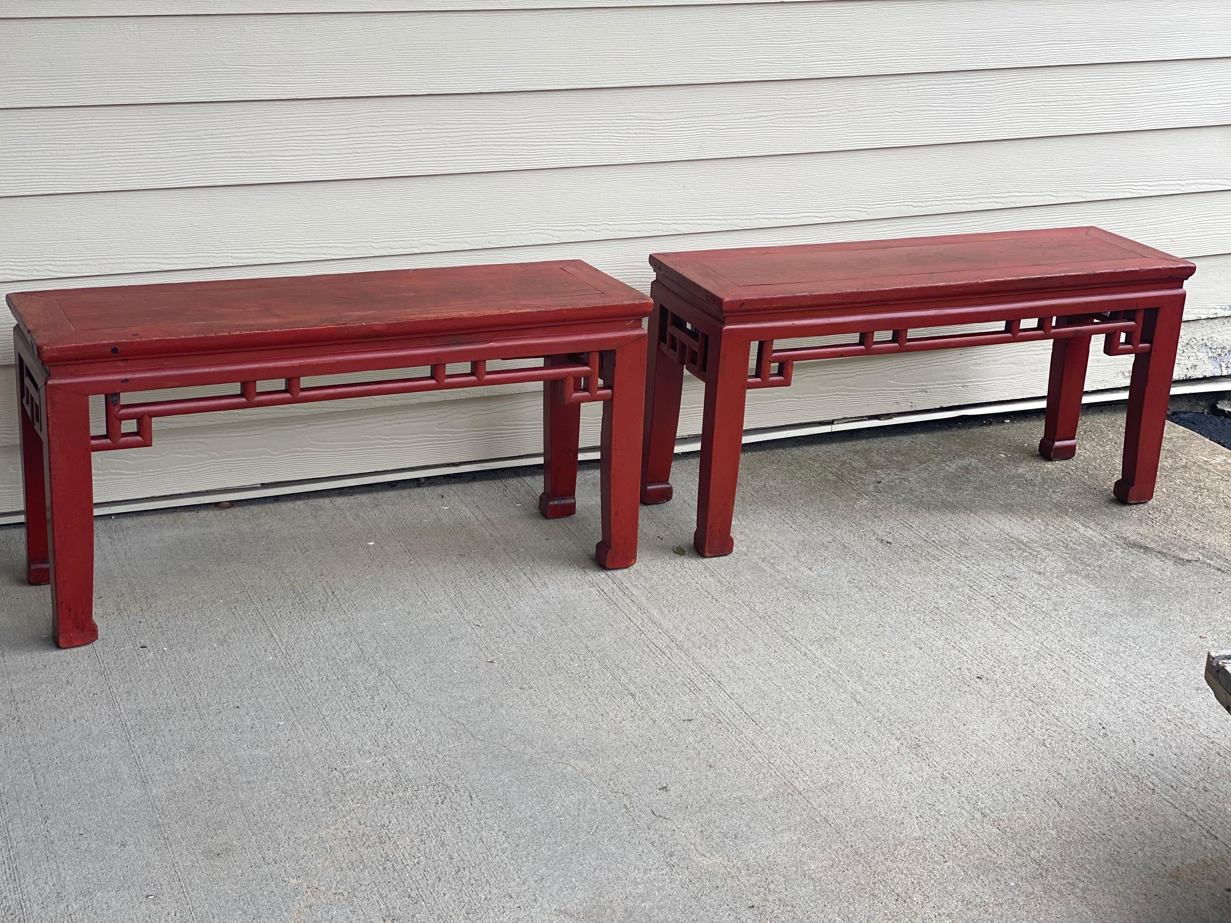Paar chinesische rote lackierte niedrige Tische/Beine (Holz) im Angebot