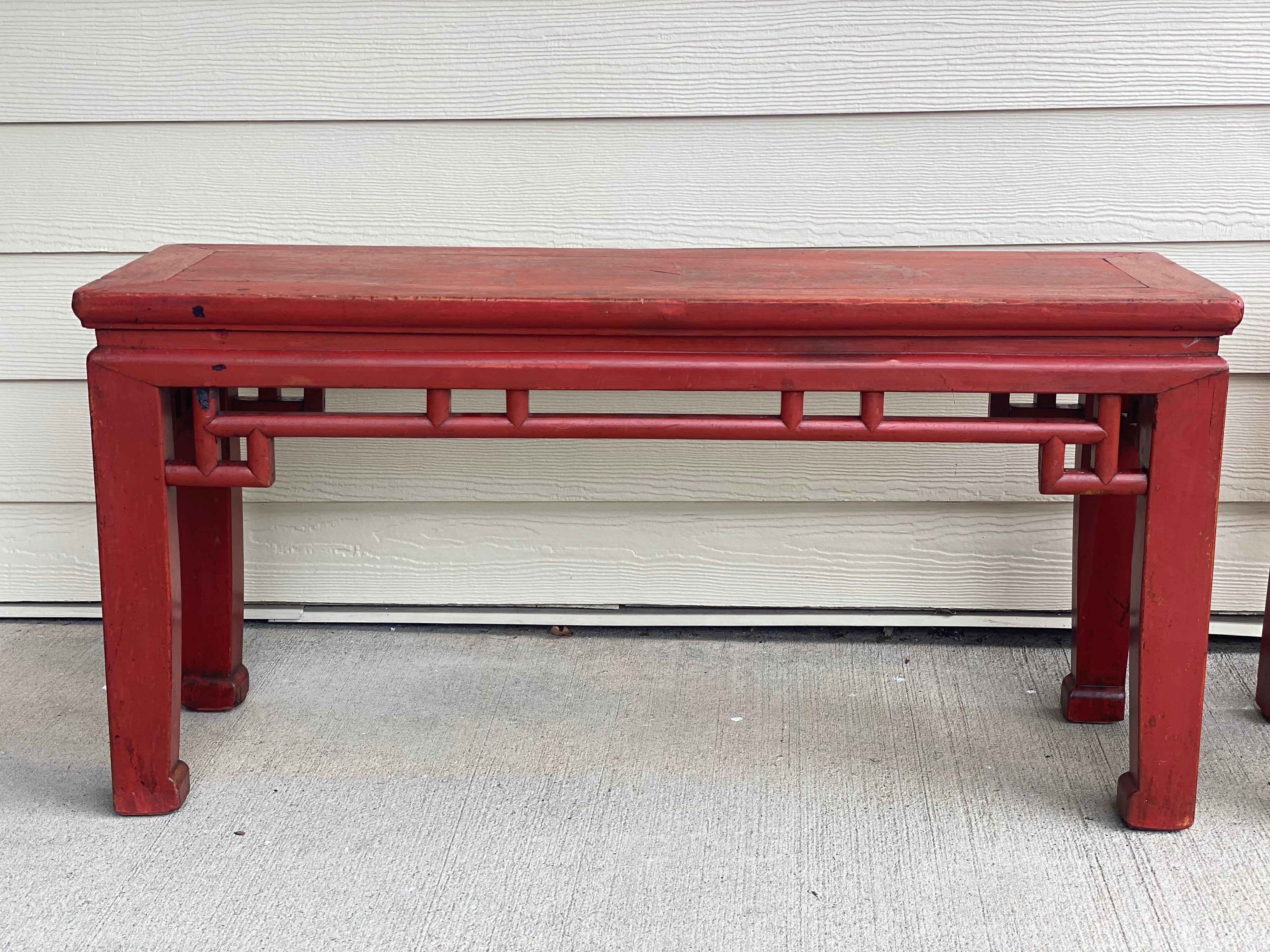 Paar chinesische rote lackierte niedrige Tische/Beine im Angebot 1
