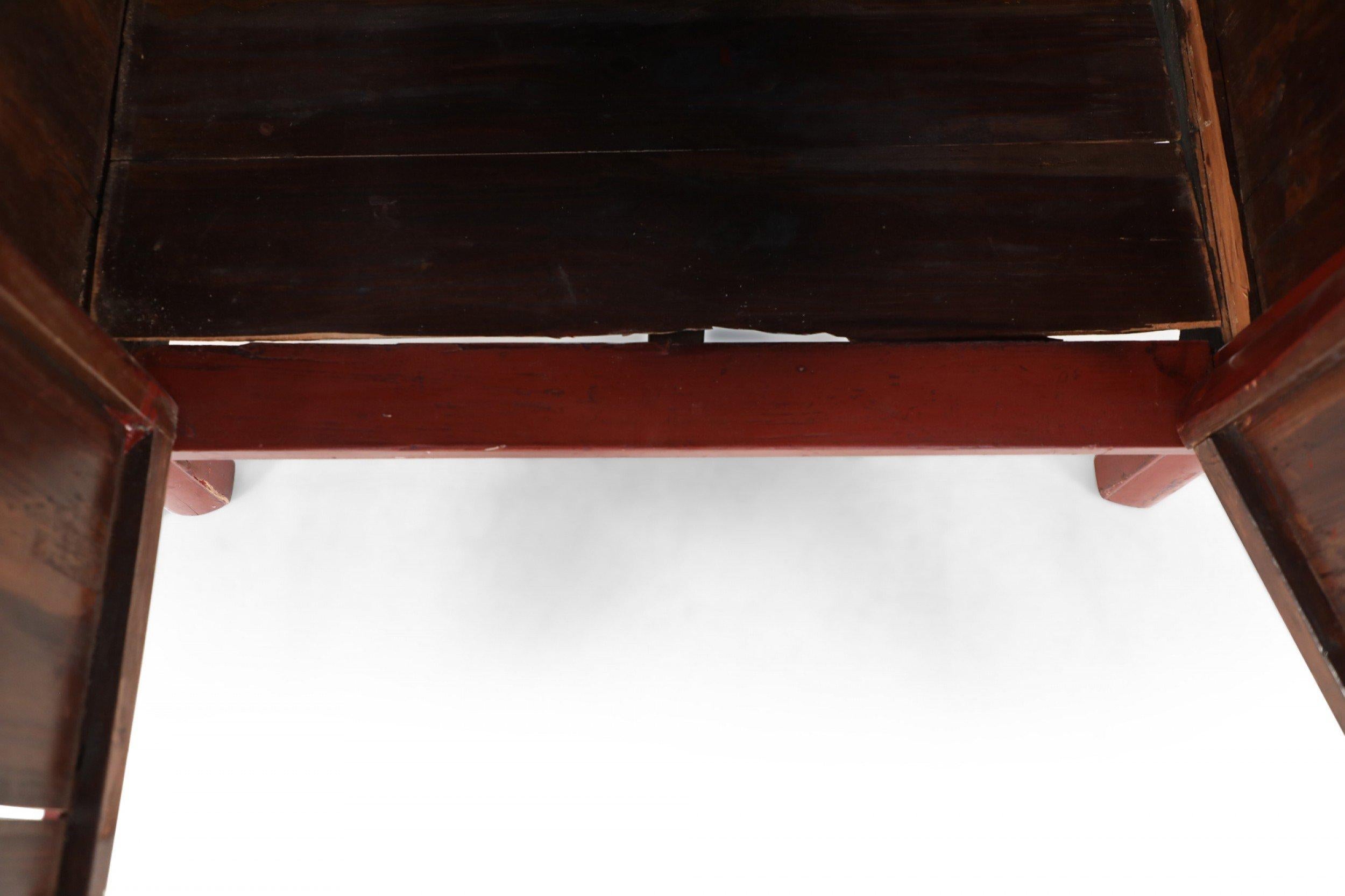 Paar chinesische rot bemalte Holzkommoden / Beistelltische im Angebot 5
