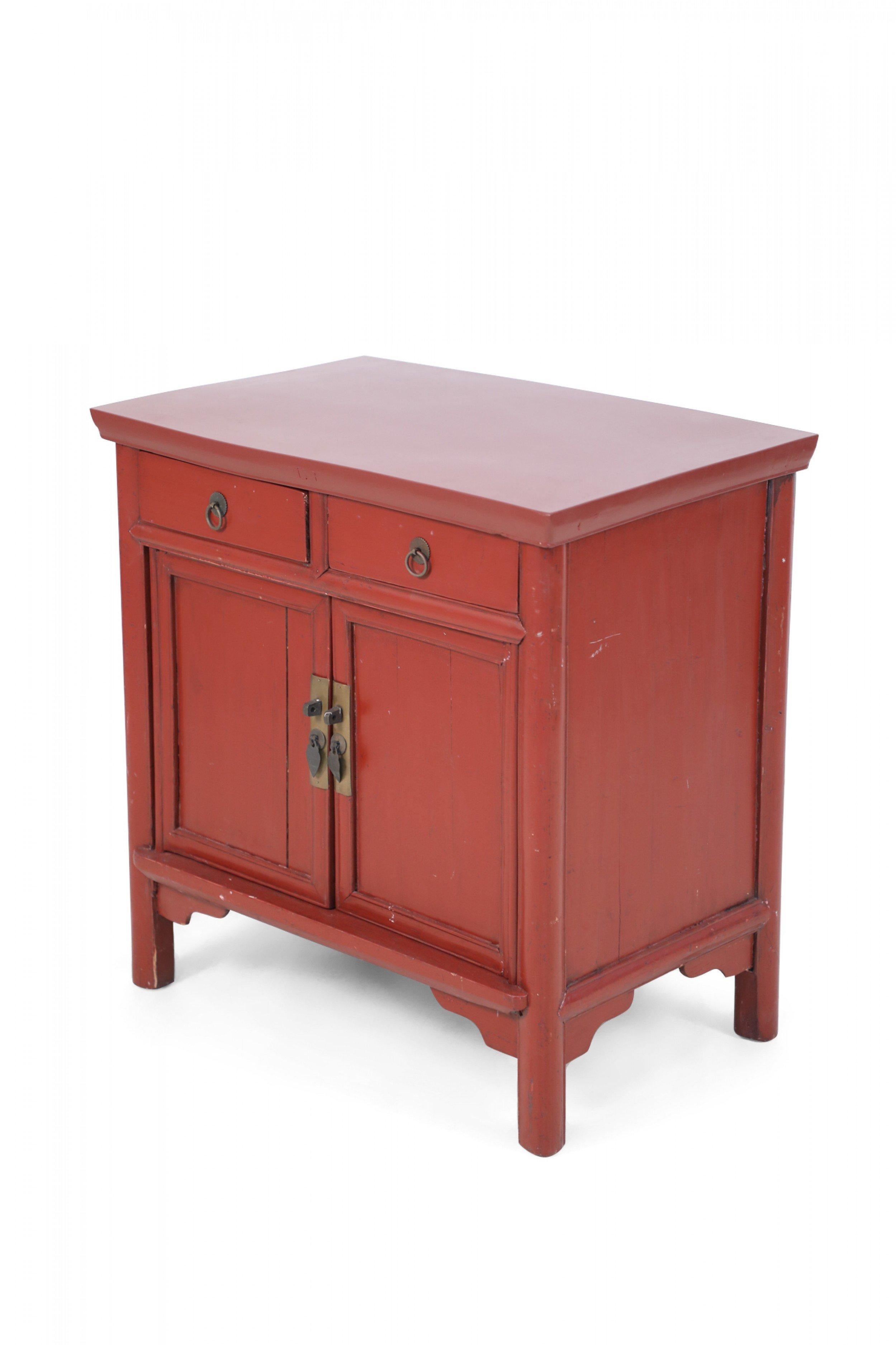 Pärchen chinesischer rot lackierter Holzkommoden / Beistelltische mit zwei Schubladen und durchbrochenen Türen mit Messinggriffen (PREIS PRO PÄRCHEN).
