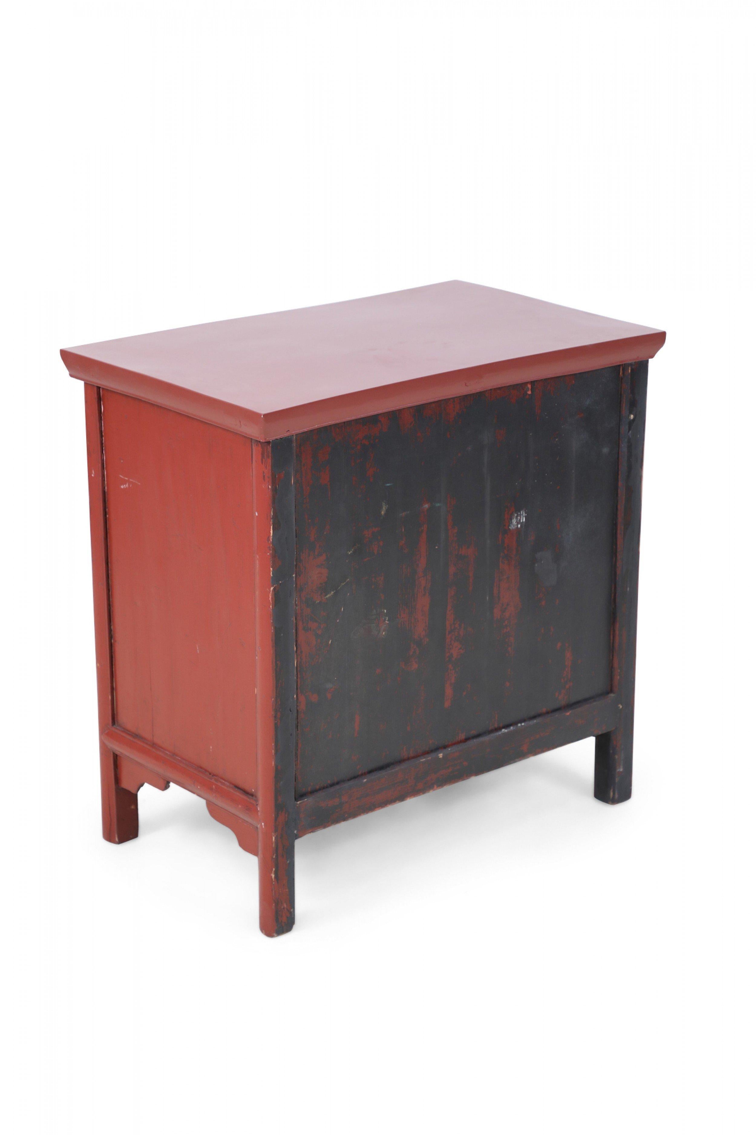 Paar chinesische rot bemalte Holzkommoden / Beistelltische (Chinesisch) im Angebot