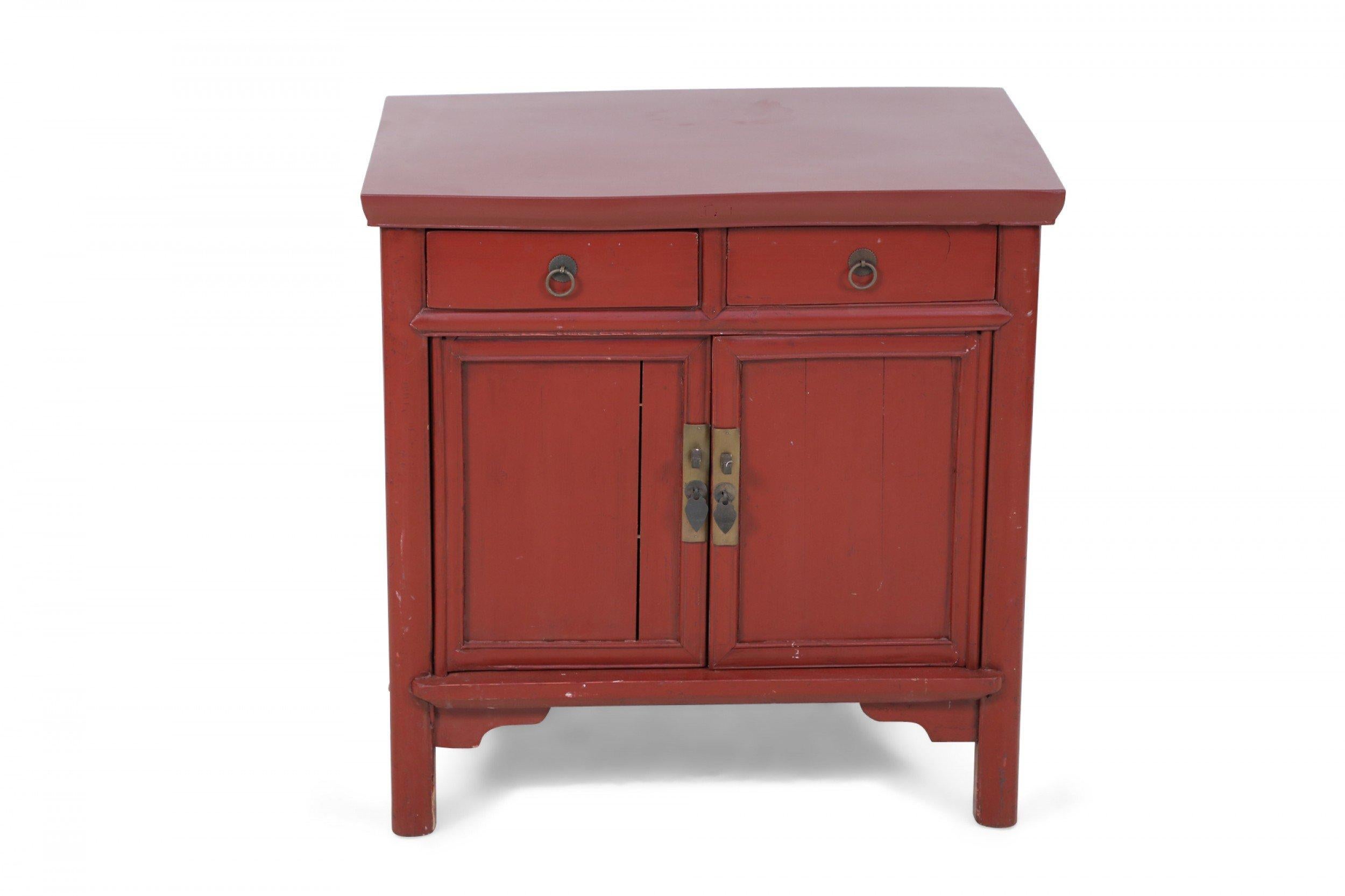 Paar chinesische rot bemalte Holzkommoden / Beistelltische im Angebot 1