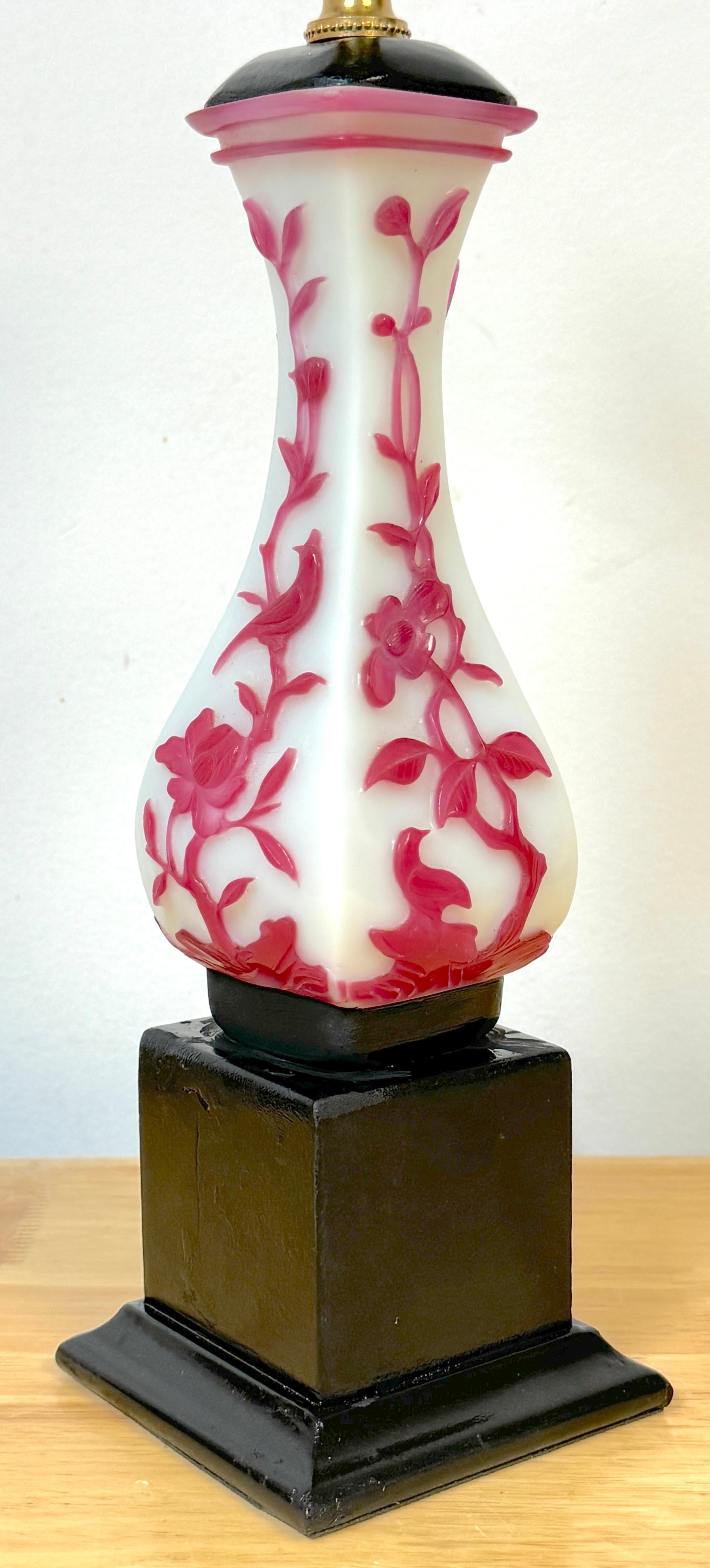 Paire de vases chinois en verre de Pékin rouge et blanc, convertis en lampes en vente 2