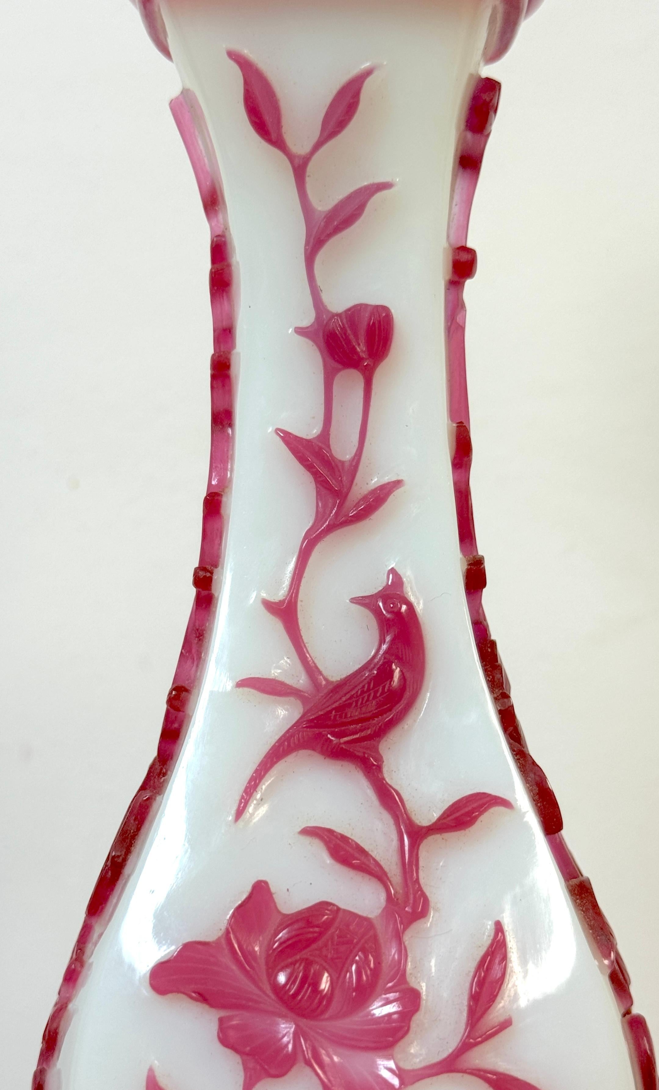 Paire de vases chinois en verre de Pékin rouge et blanc, convertis en lampes en vente 3