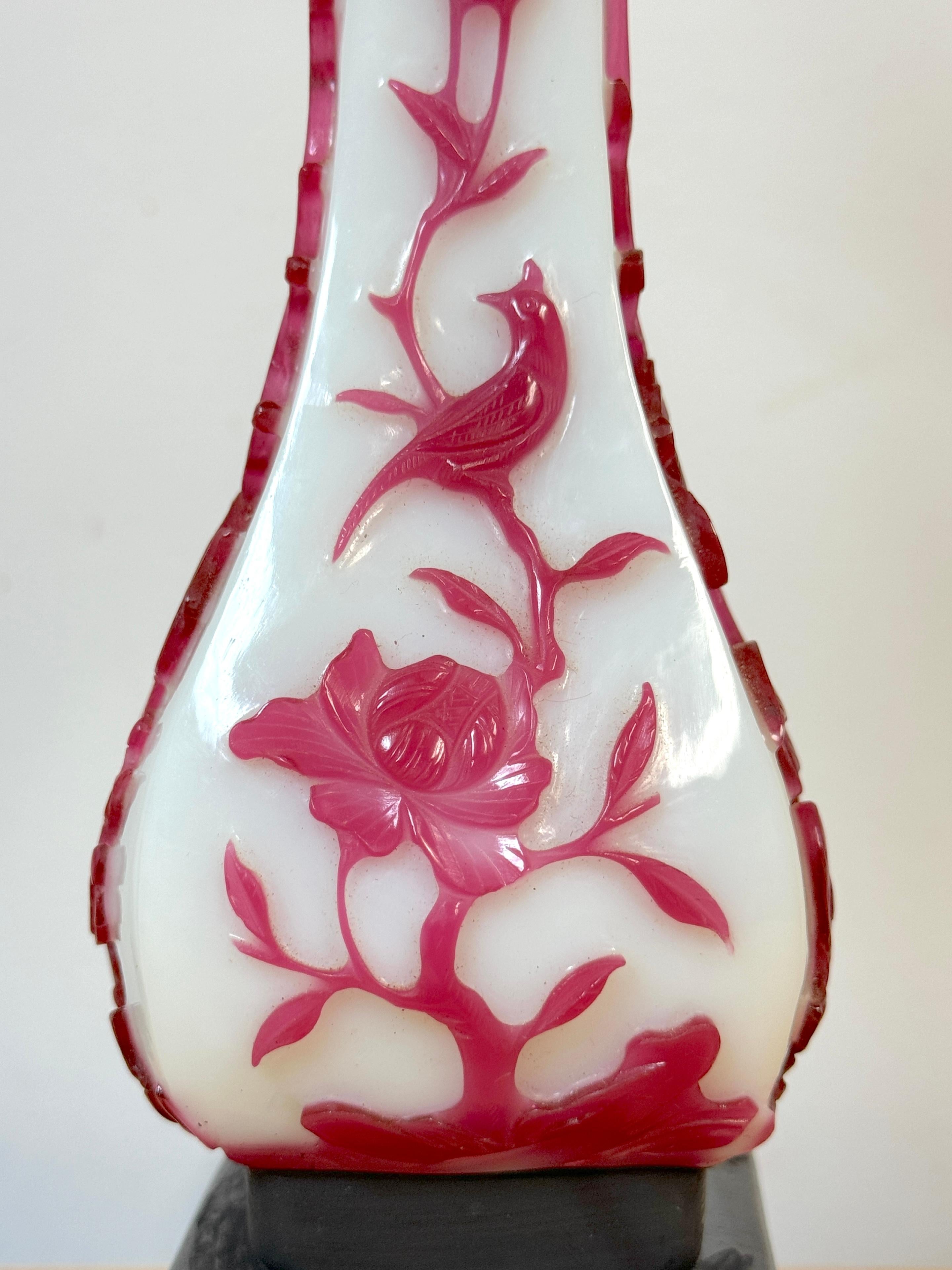 Paire de vases chinois en verre de Pékin rouge et blanc, convertis en lampes en vente 4