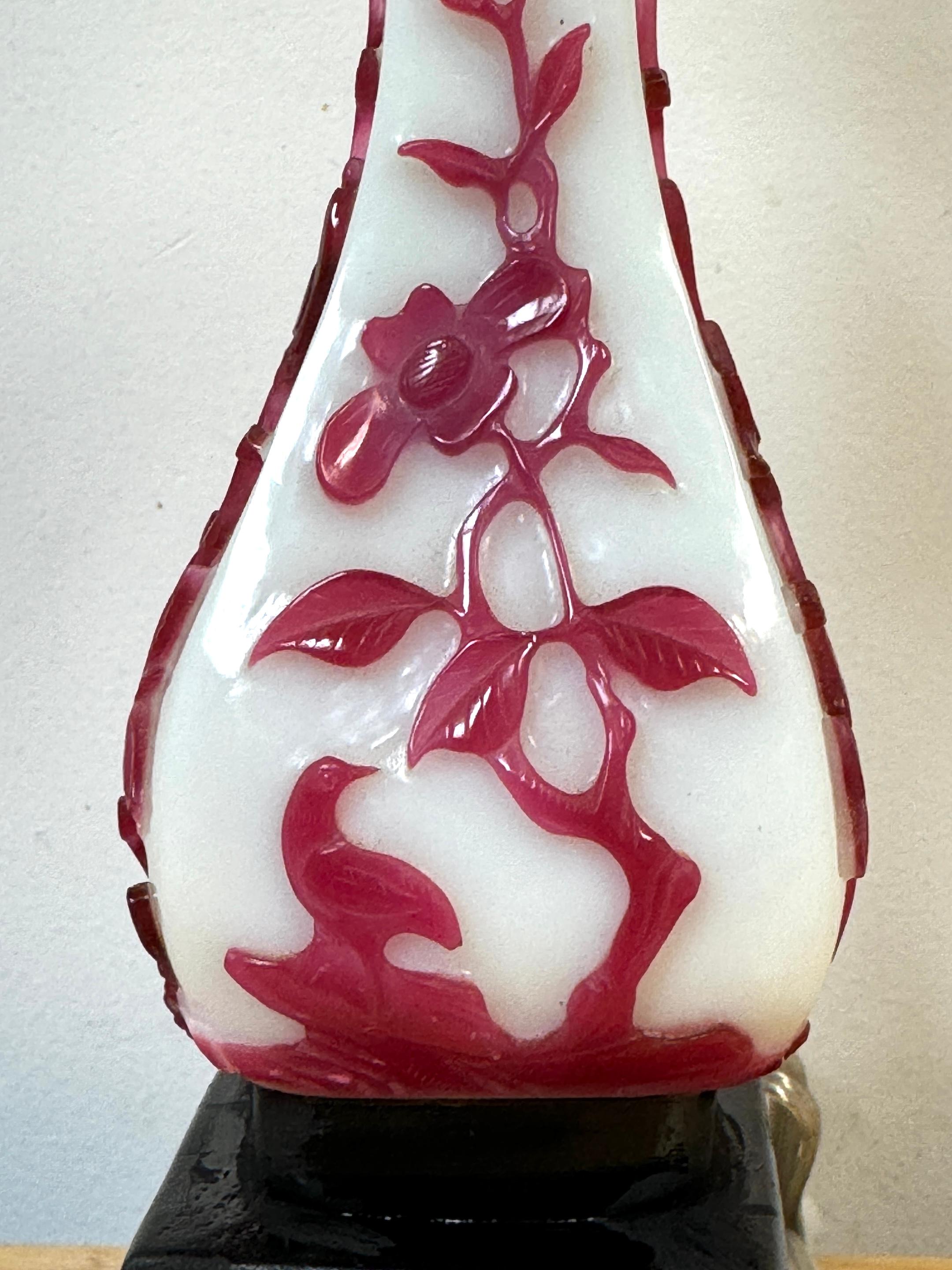 Paire de vases chinois en verre de Pékin rouge et blanc, transformés en lampes 
Chine 20e siècle 

Cette élégante paire de vases chinois en verre de Pékin rouge et blanc, aujourd'hui transformés en lampes, allie admirablement l'artisanat