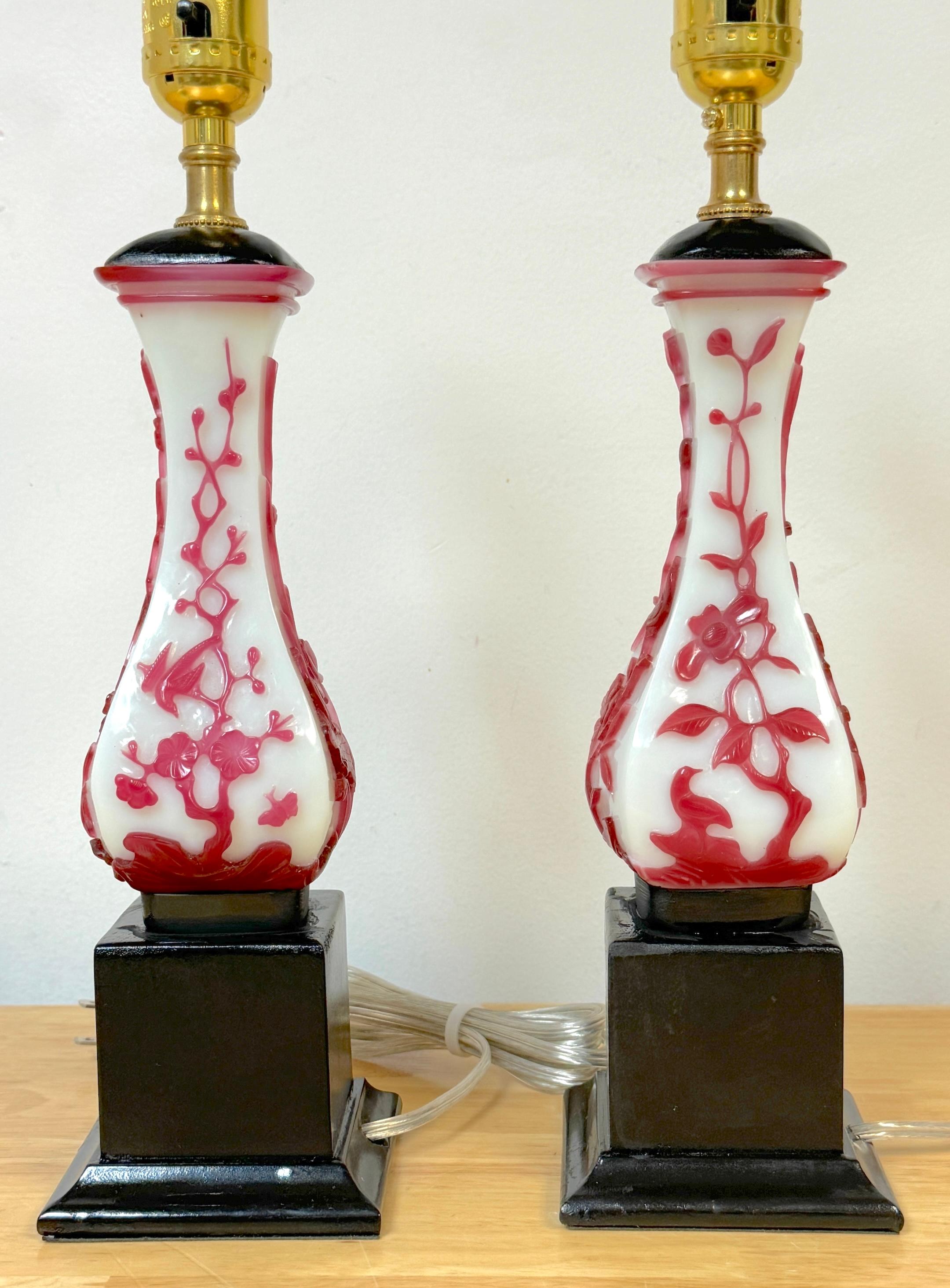 Exportation chinoise Paire de vases chinois en verre de Pékin rouge et blanc, convertis en lampes en vente