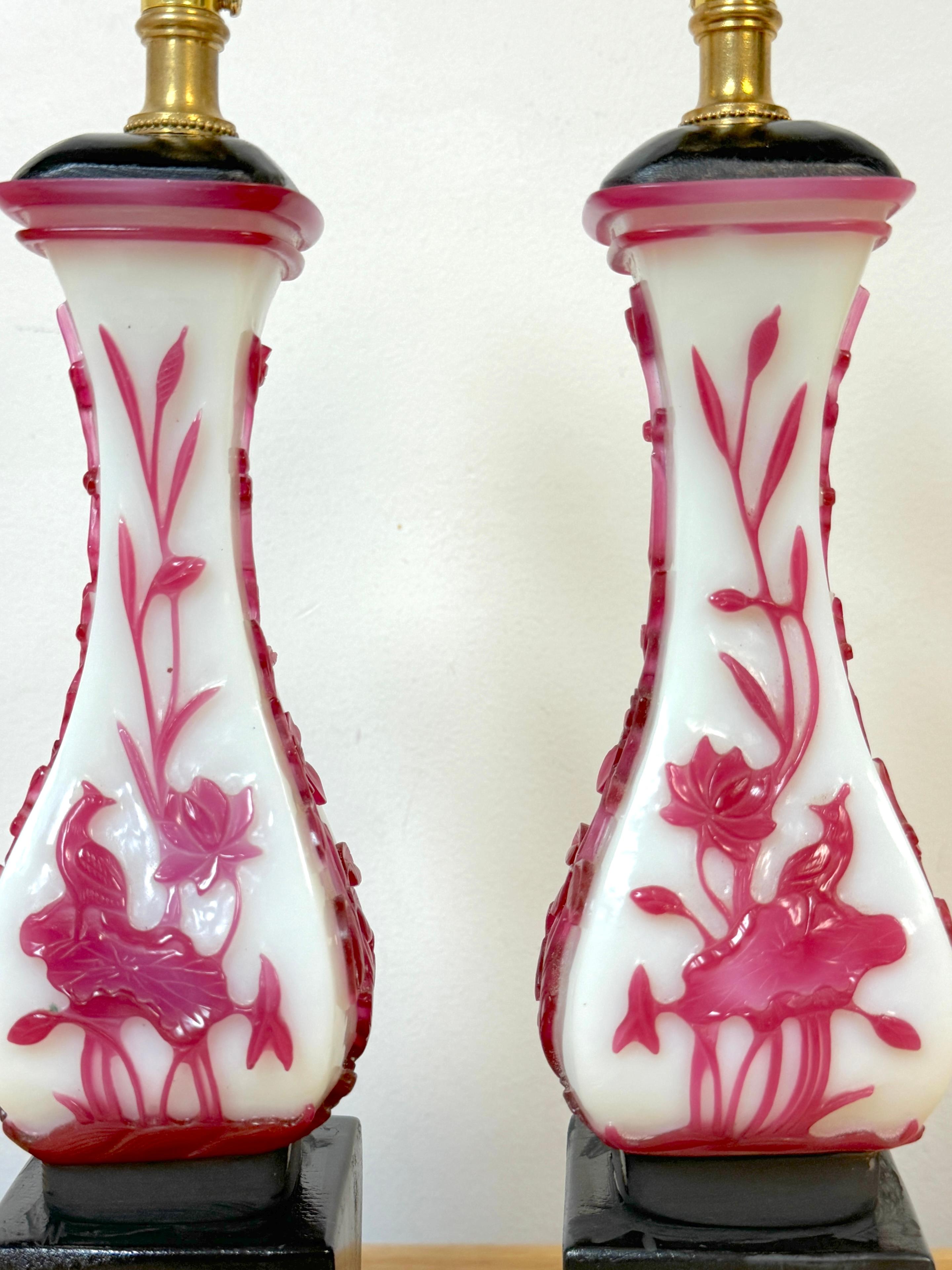Chinois Paire de vases chinois en verre de Pékin rouge et blanc, convertis en lampes en vente