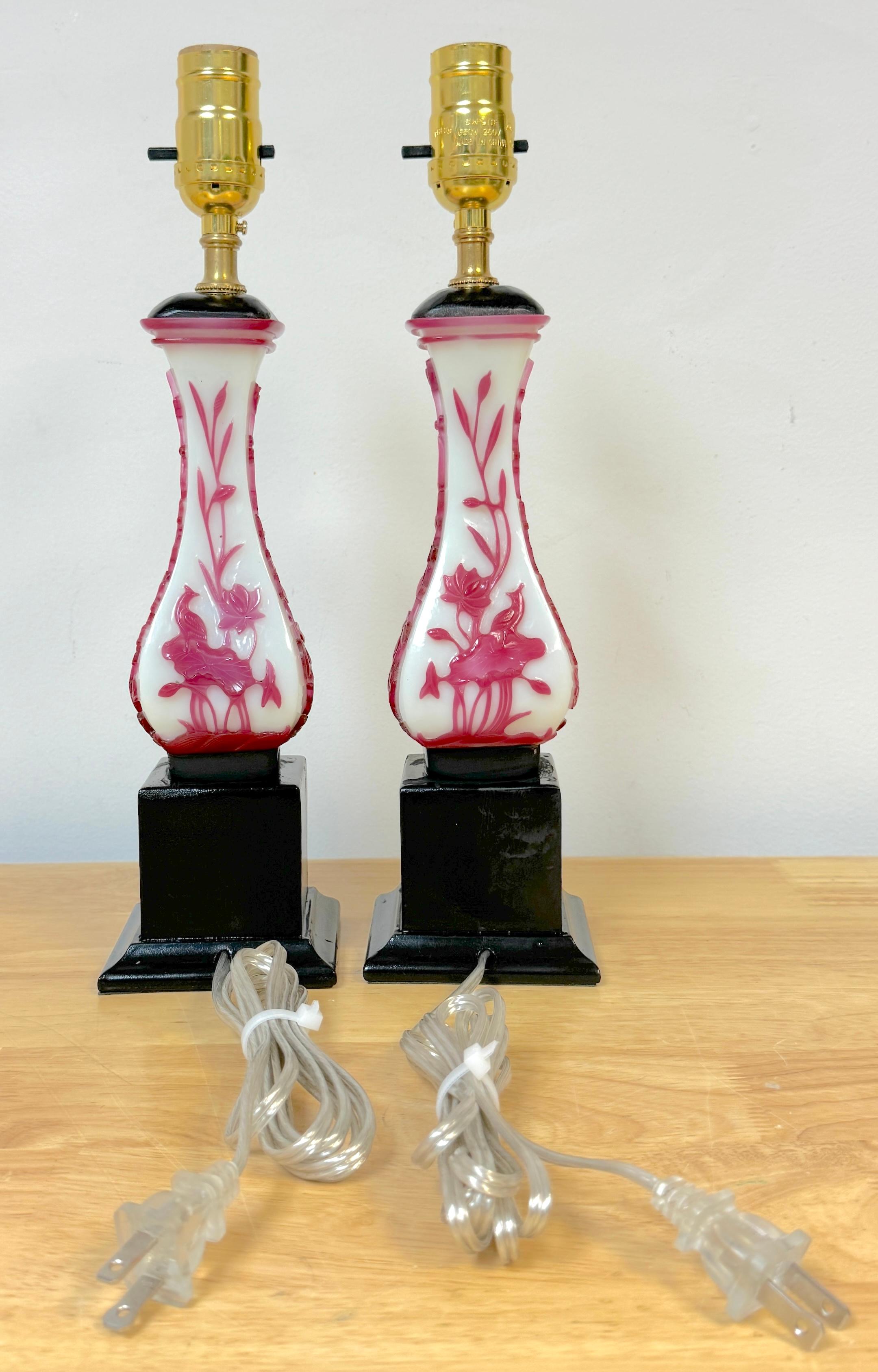 Sculpté Paire de vases chinois en verre de Pékin rouge et blanc, convertis en lampes en vente