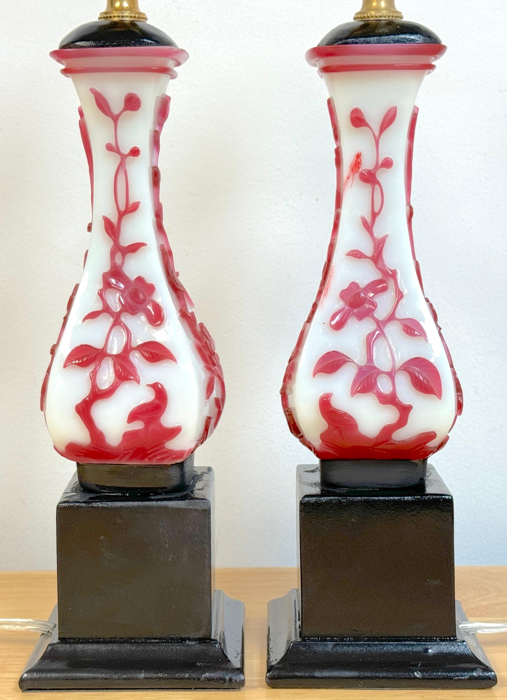 Paire de vases chinois en verre de Pékin rouge et blanc, convertis en lampes Bon état - En vente à West Palm Beach, FL