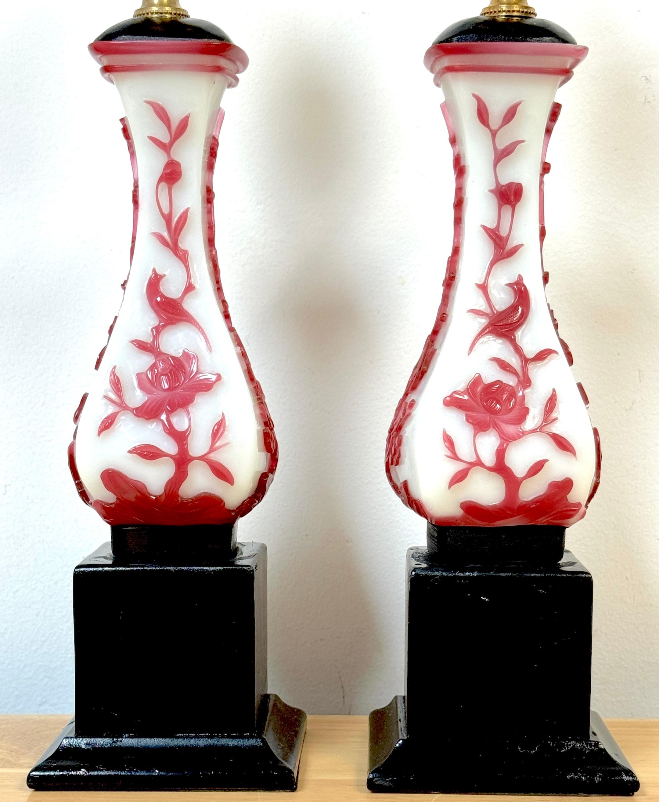 20ième siècle Paire de vases chinois en verre de Pékin rouge et blanc, convertis en lampes en vente