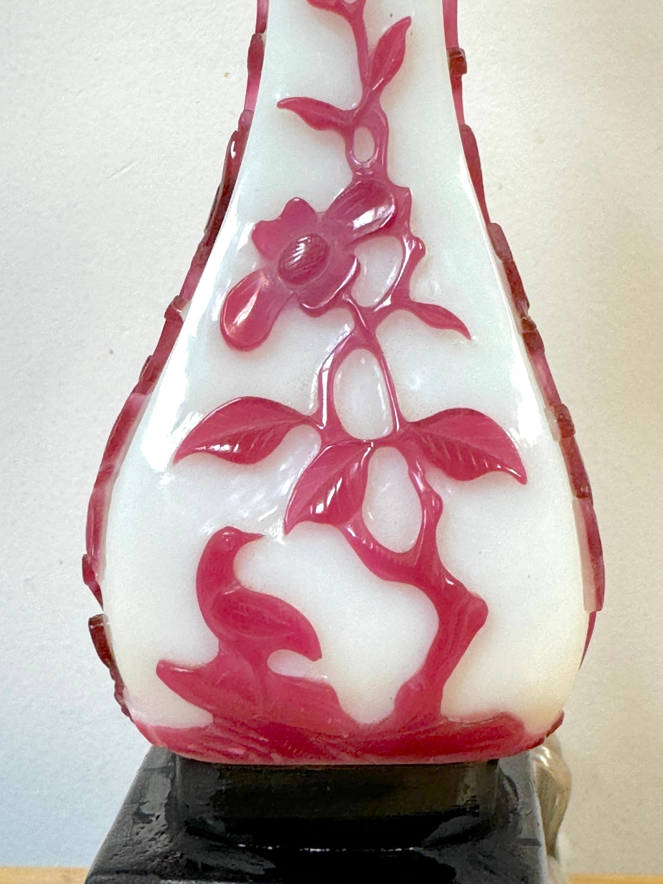 Verre Paire de vases chinois en verre de Pékin rouge et blanc, convertis en lampes en vente