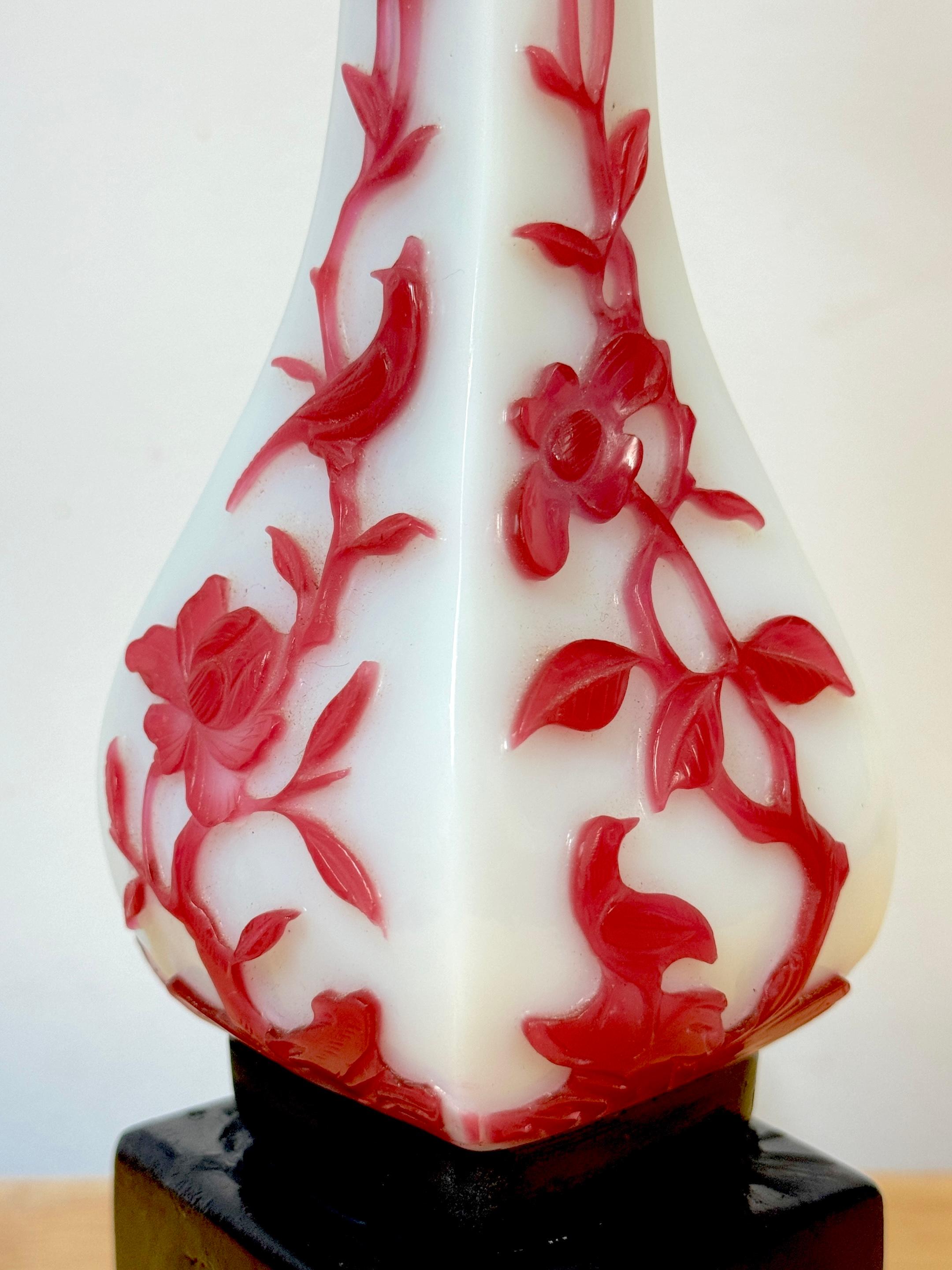 Paire de vases chinois en verre de Pékin rouge et blanc, convertis en lampes en vente 1