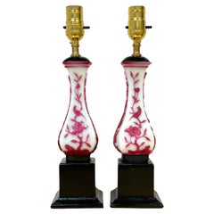 Paire de vases chinois en verre de Pékin rouge et blanc, convertis en lampes