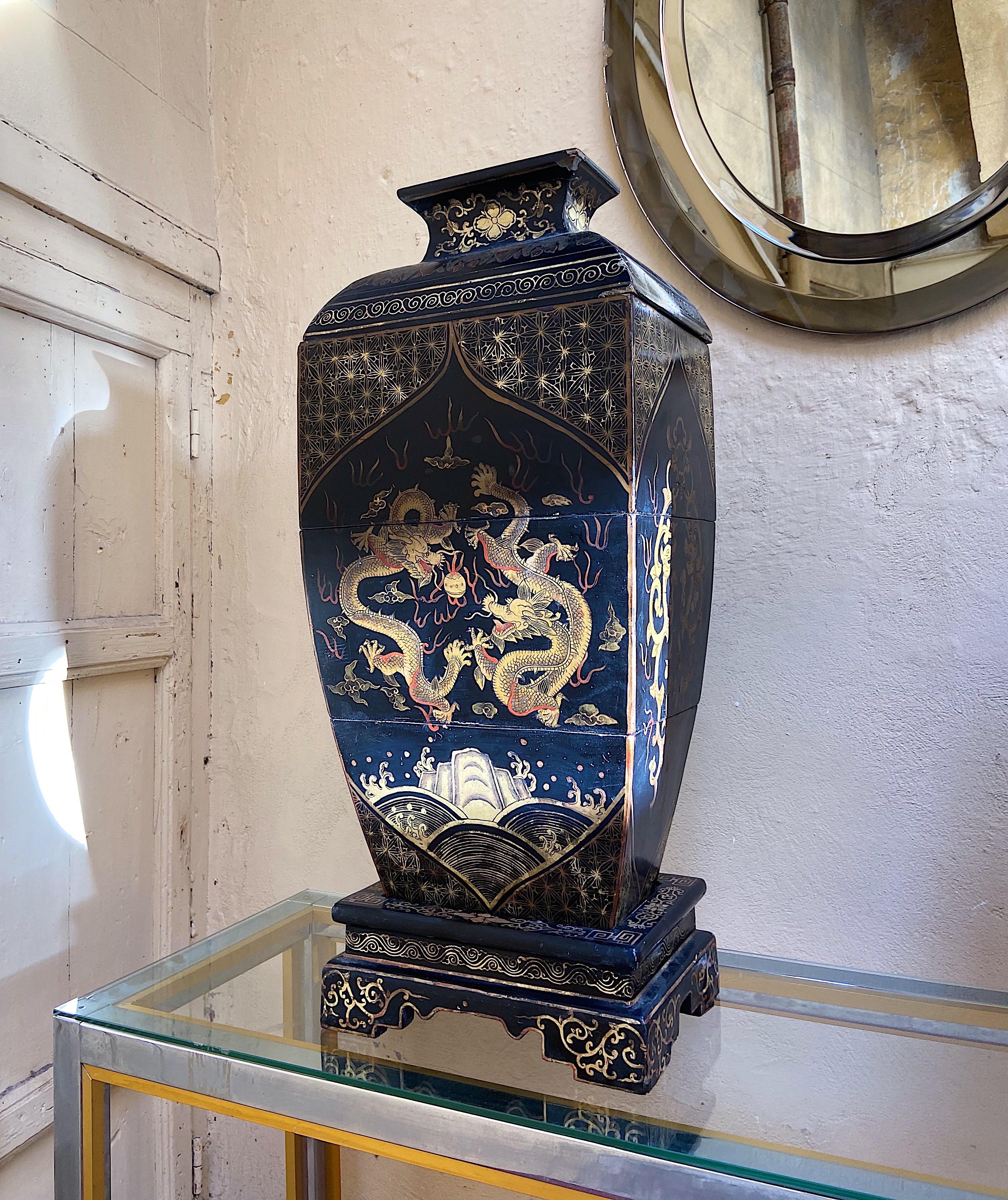 Chinese Export Pair of Chinese Republic Era Stacking Lacquered Box Set with Dragons, 1920s For Sale