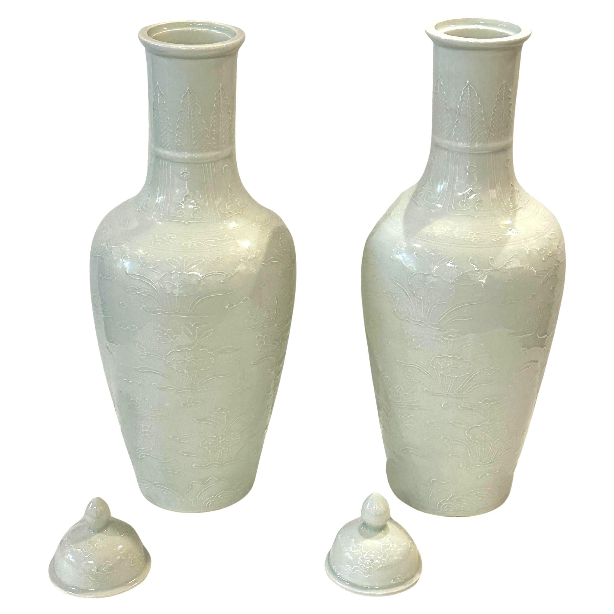 Pareja de Jarrones Cubiertos de Porcelana del Periodo de la República China en Excelente estado para la venta en Los Angeles, CA