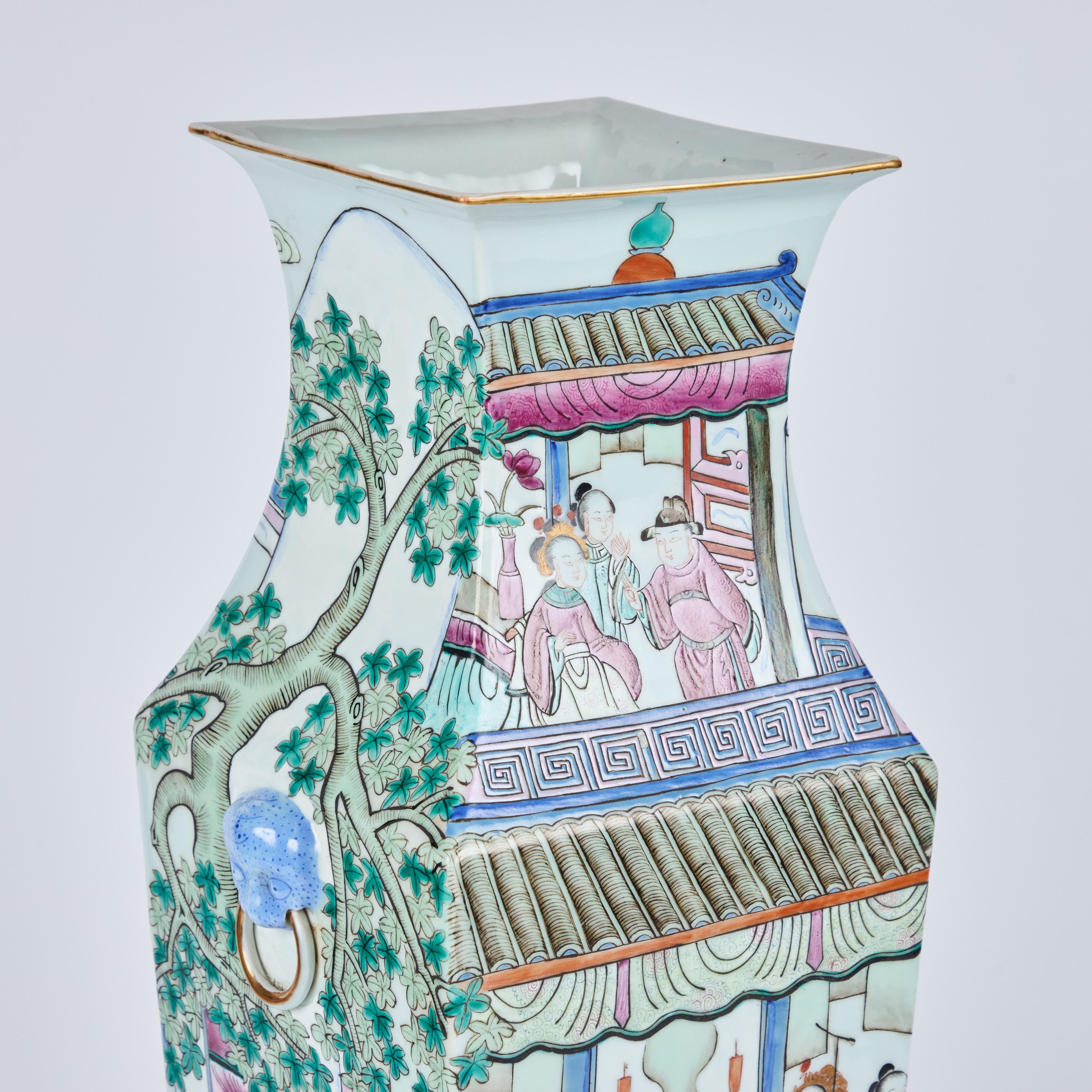Paire de vases carrés en porcelaine de la période de la République chinoise en vente 2