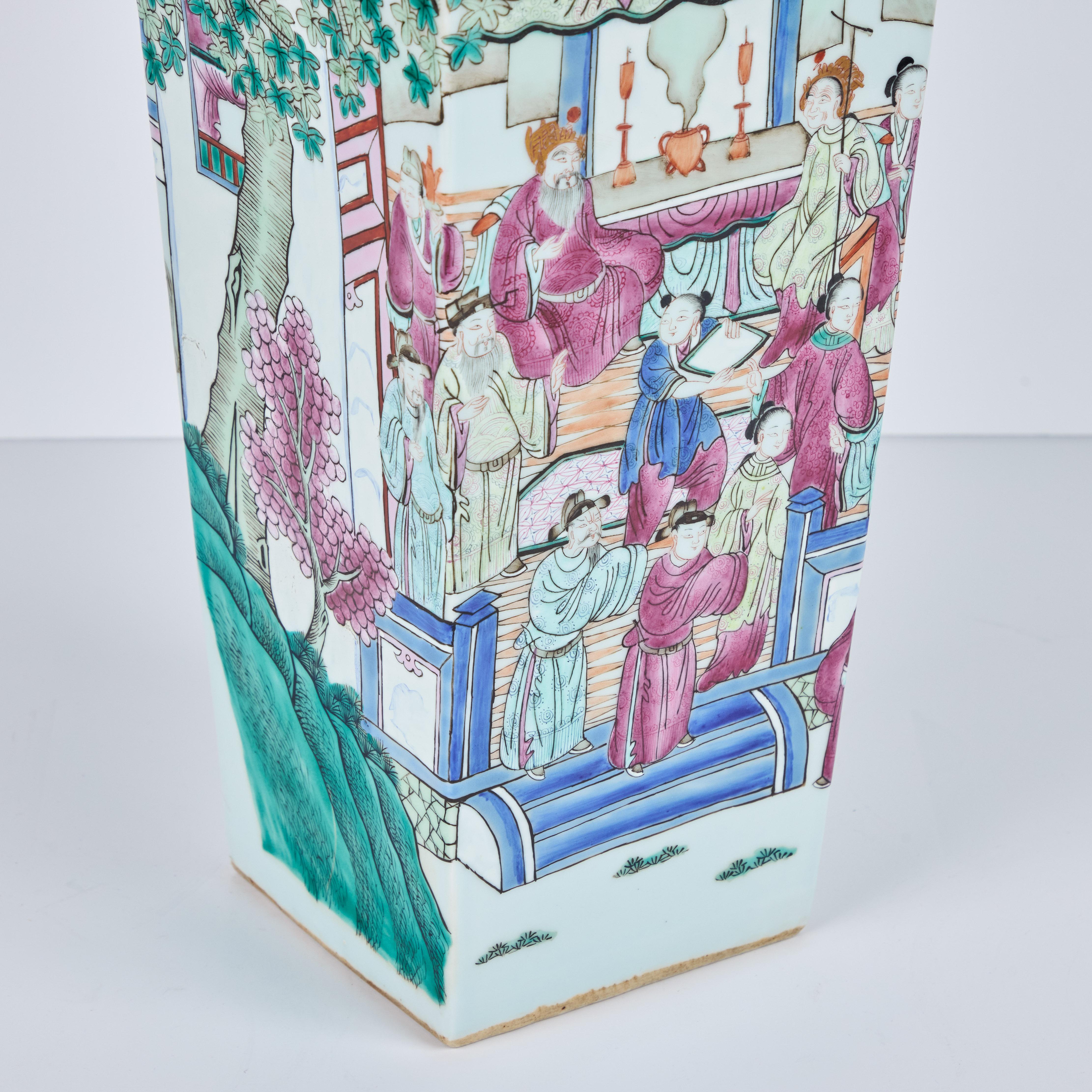 Paire de vases carrés en porcelaine de la période de la République chinoise en vente 3