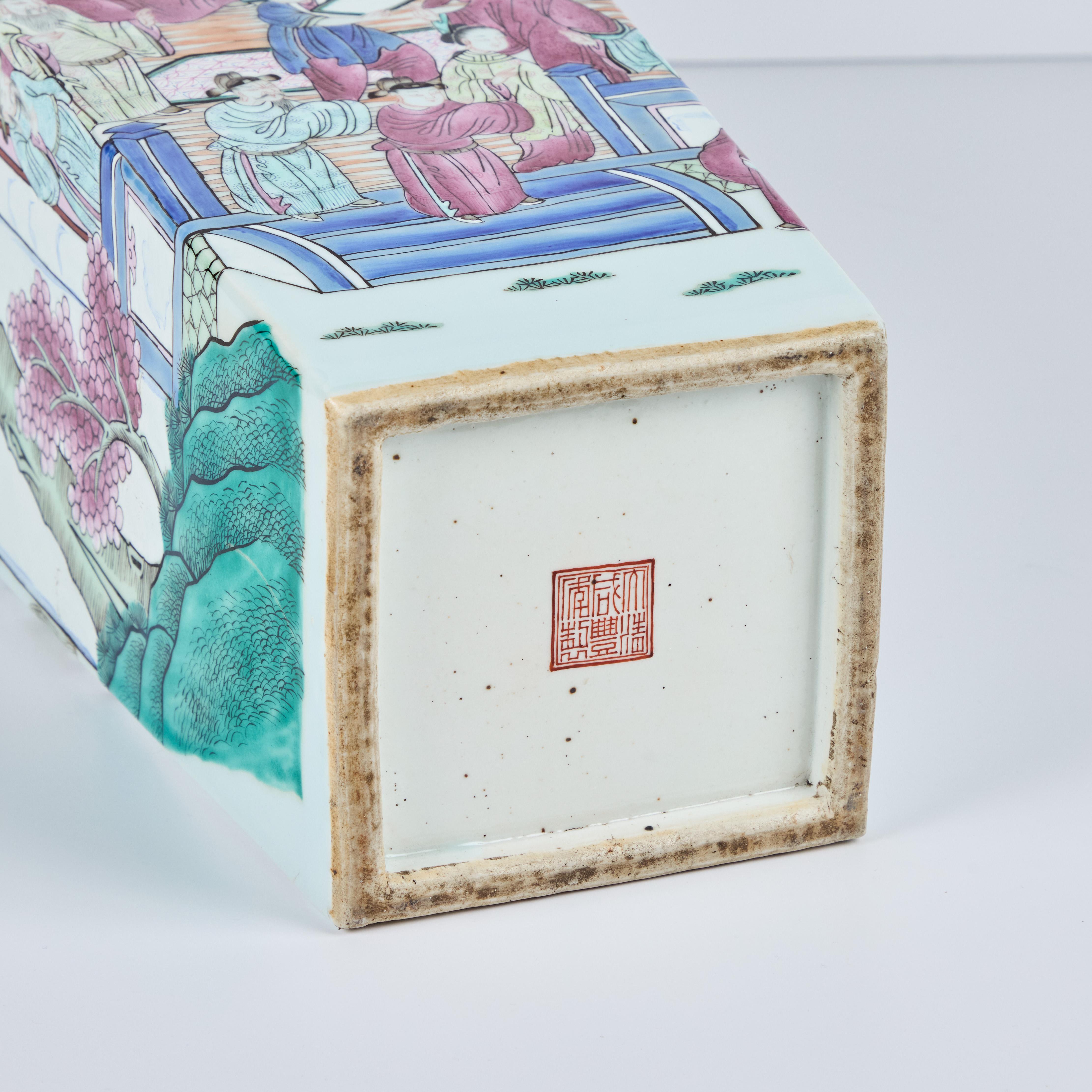 Paire de vases carrés en porcelaine de la période de la République chinoise en vente 4