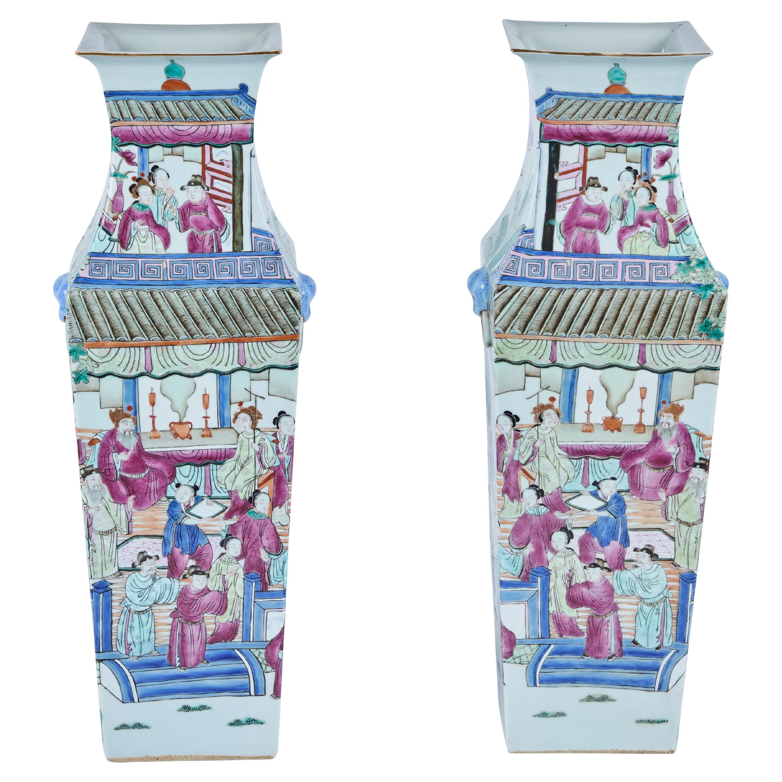 Une belle paire de vases en porcelaine de forme carrée, peints et émaillés à la main.