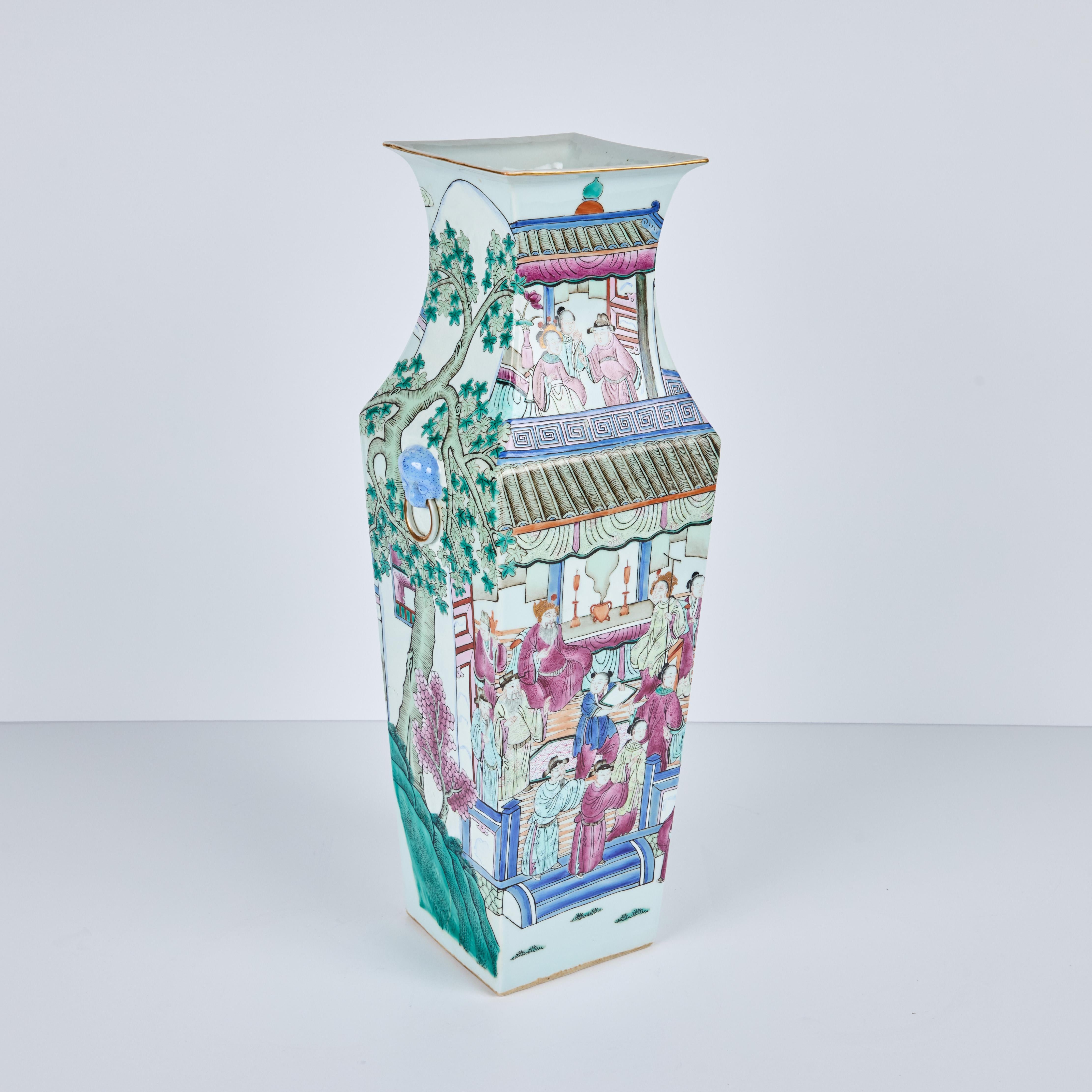 Paire de vases carrés en porcelaine de la période de la République chinoise en vente 1