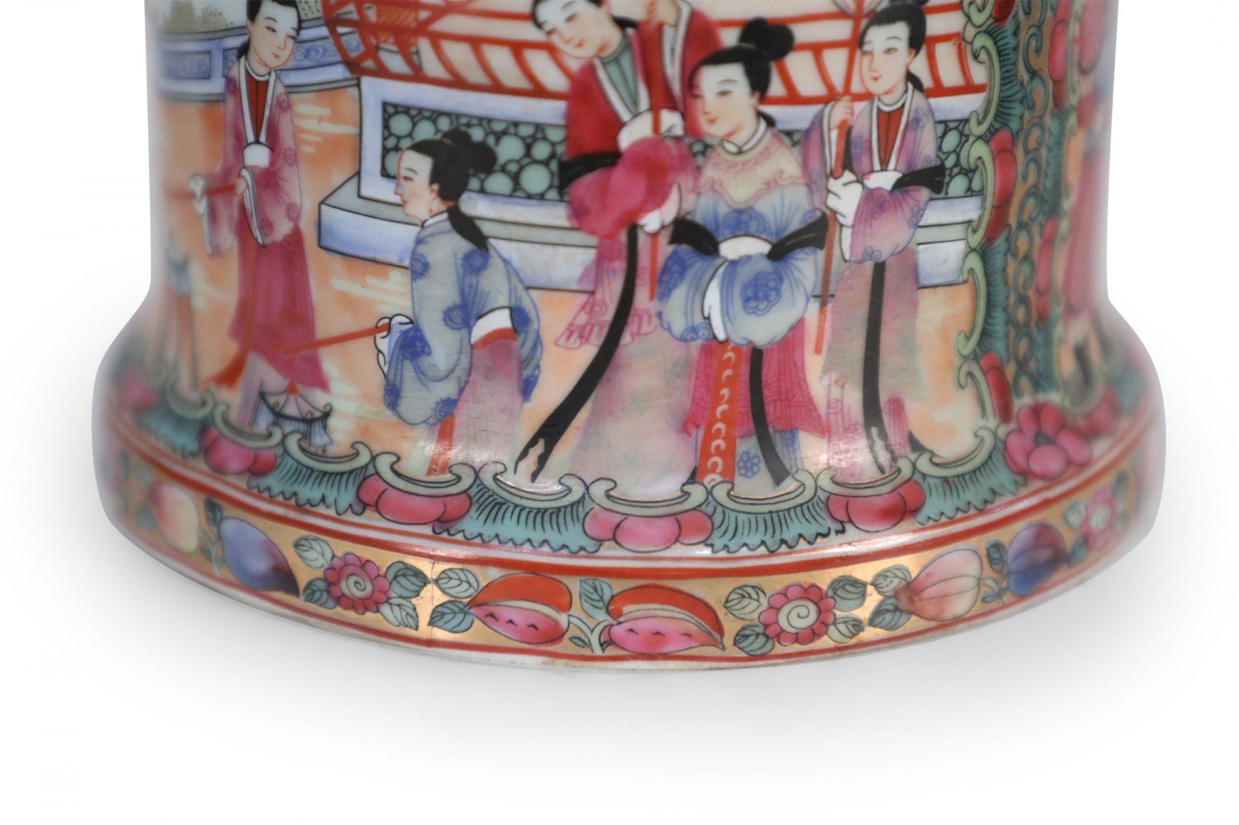 Paar chinesische Porzellanleuchter (20. Jh.), oben mit Blumen, Schmetterlingen und Blättern, unten mit Rosenmedaillons und einer Genreszene mit Menschen bei häuslichen Tätigkeiten (Preis pro Paar).
     