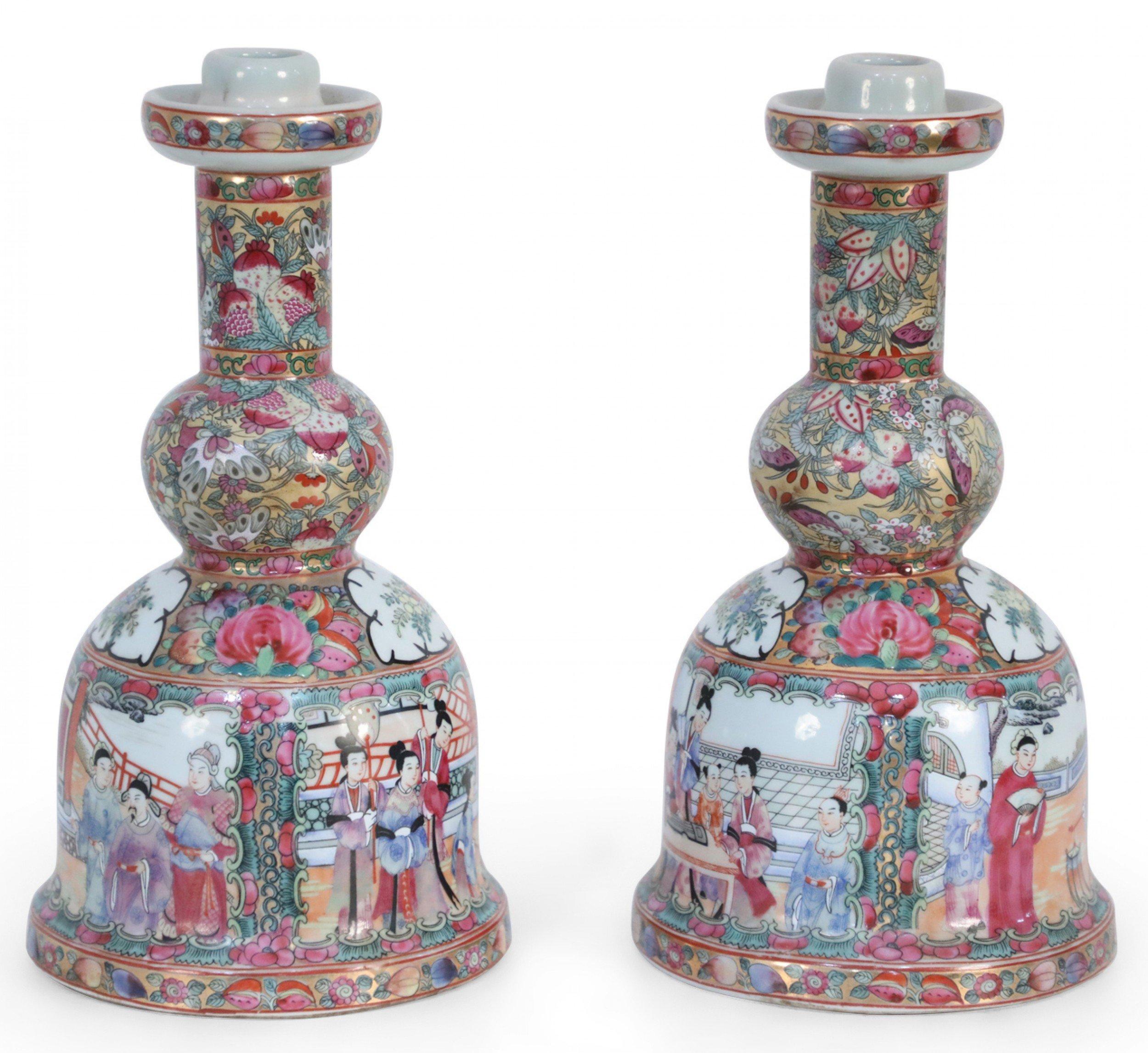 Paar chinesische Kerzenständer mit Rosenmedaillon und Genre-Szene (Porzellan) im Angebot