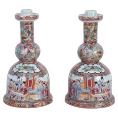 Paire de bougeoirs chinois à médaillons en forme de rose et scène de genre