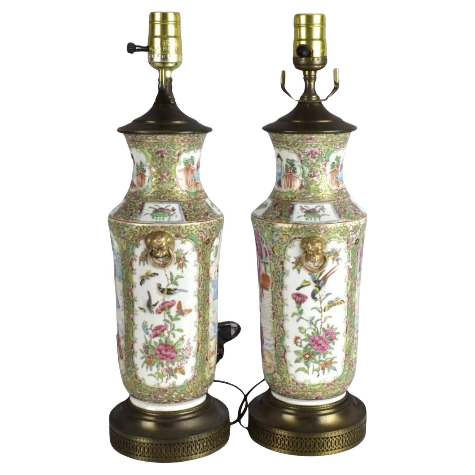 Pareja de lámparas medallón de rosa chinas del siglo XIX. Hermosas flores, mariposas y pájaros pintados en los lados, con figuras chinas en azul, rojo y verde en el otro lado. Dorado en todo el cuadro, con cabezales dorados y asas laterales