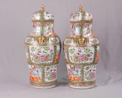 Paire de vases à couvercle avec médaillons de roses chinois