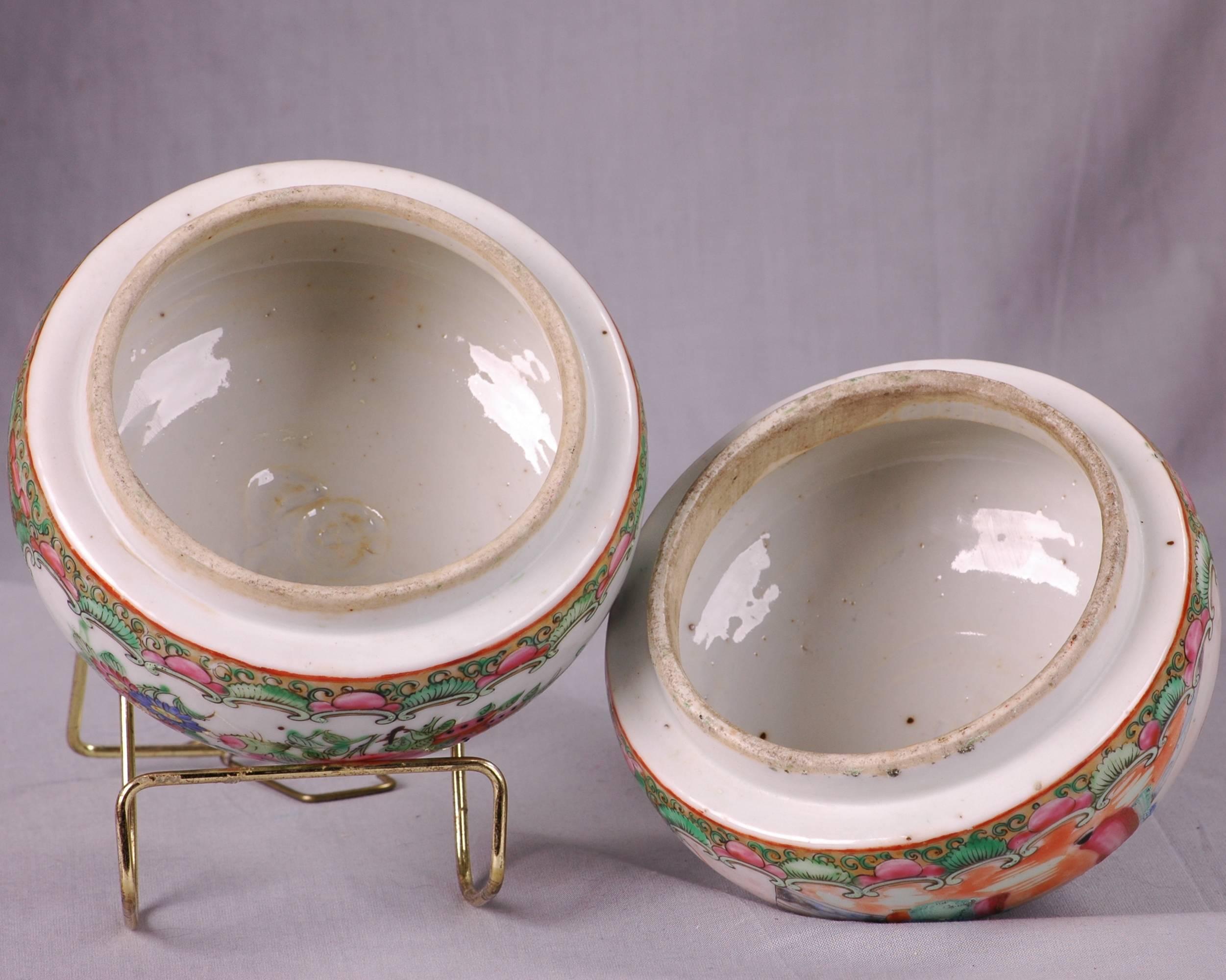 Pair of Chinese Rose Medallion Lidded Vases In Good Condition For Sale In Houston, TX