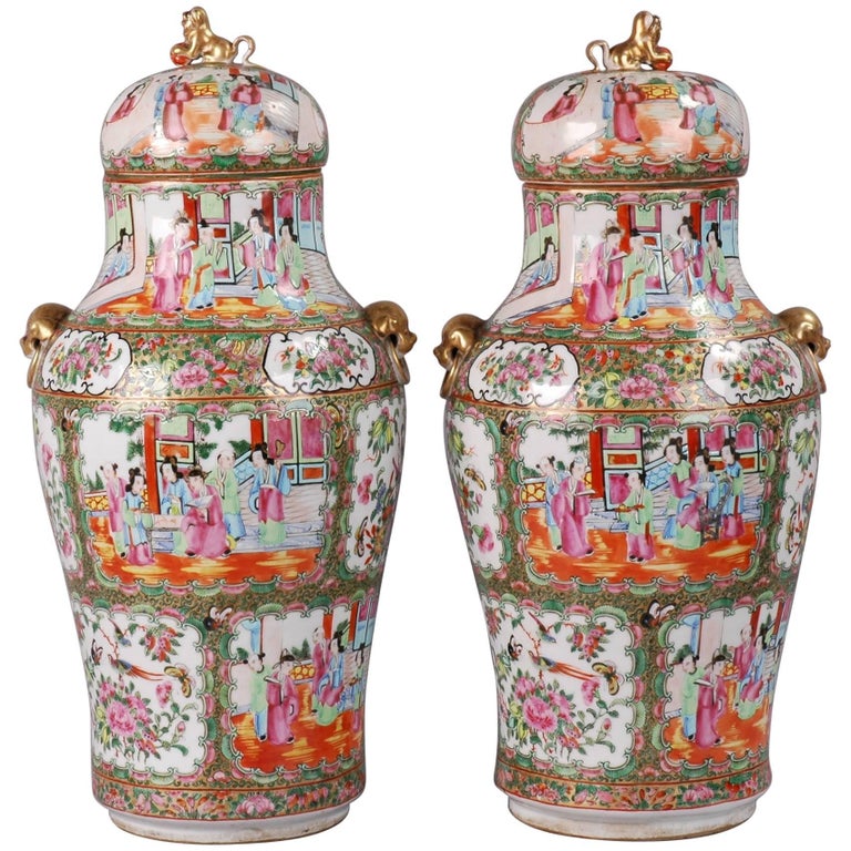 Pair of Chinese Rose Medallion Lidded Vases For Sale at 1stDibs