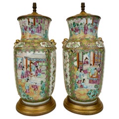 Paar chinesische Porzellanvasen mit Rosenmedaillon-Muster:: als Lampen montiert