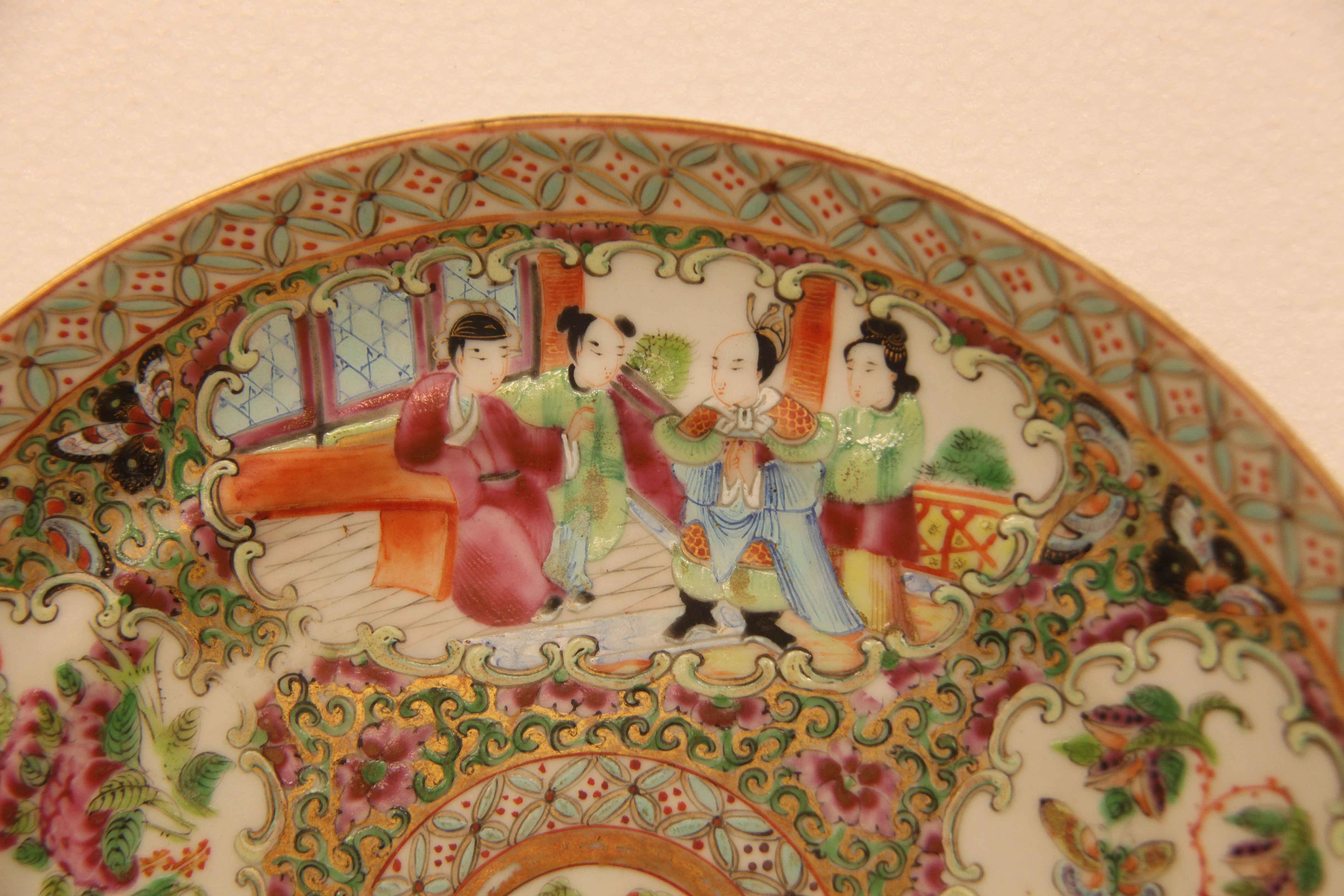 Paire d'assiettes chinoises à médaillon rose, le bord est orné de fleurs stylisées de couleur turquoise claire, l'intérieur présente des panneaux alternés séparés par des fleurs et des papillons de couleur rose, un panneau avec quatre femmes,