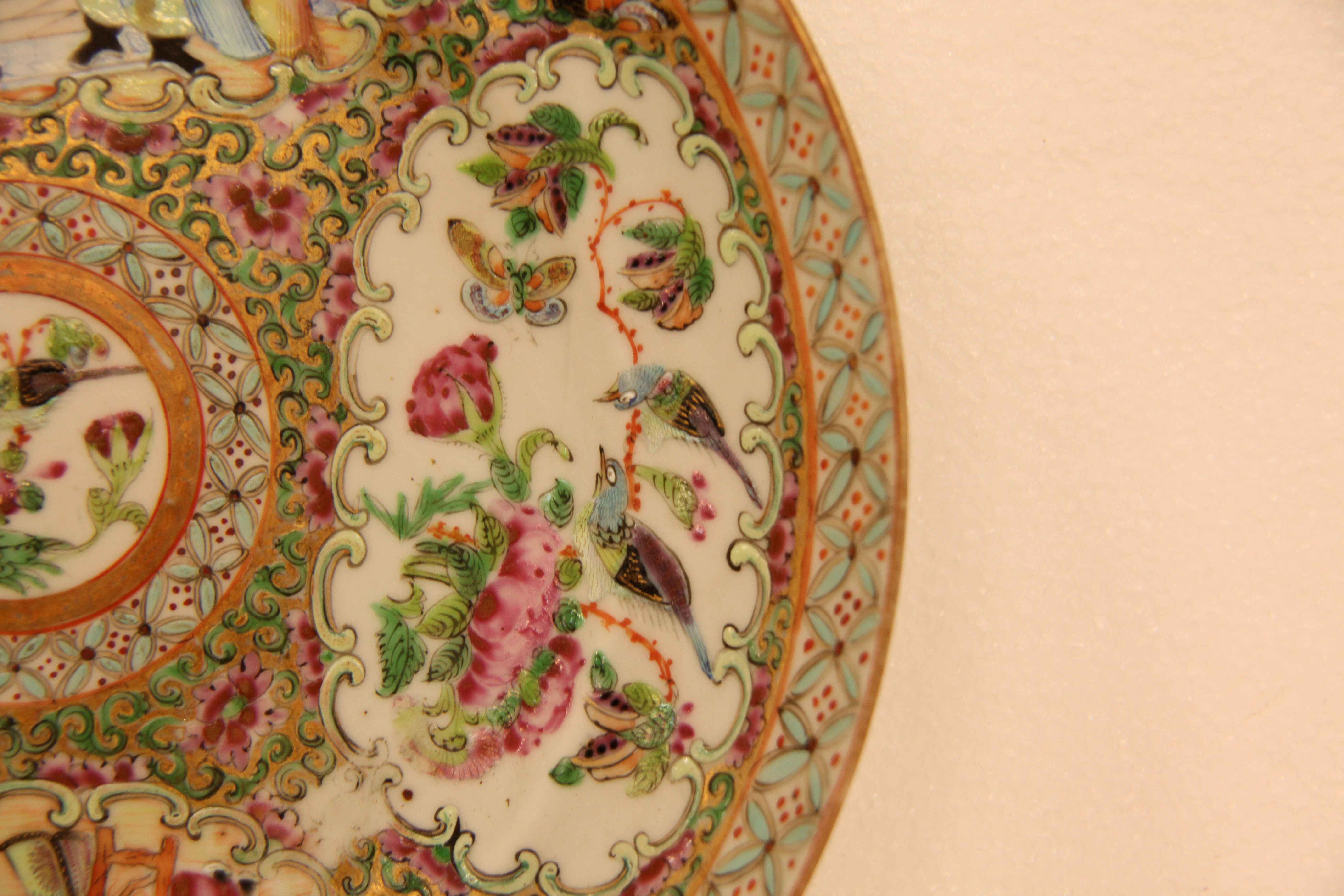 Pair of Chinese Rose Medallion Plates In Good Condition For Sale In Wilson, NC