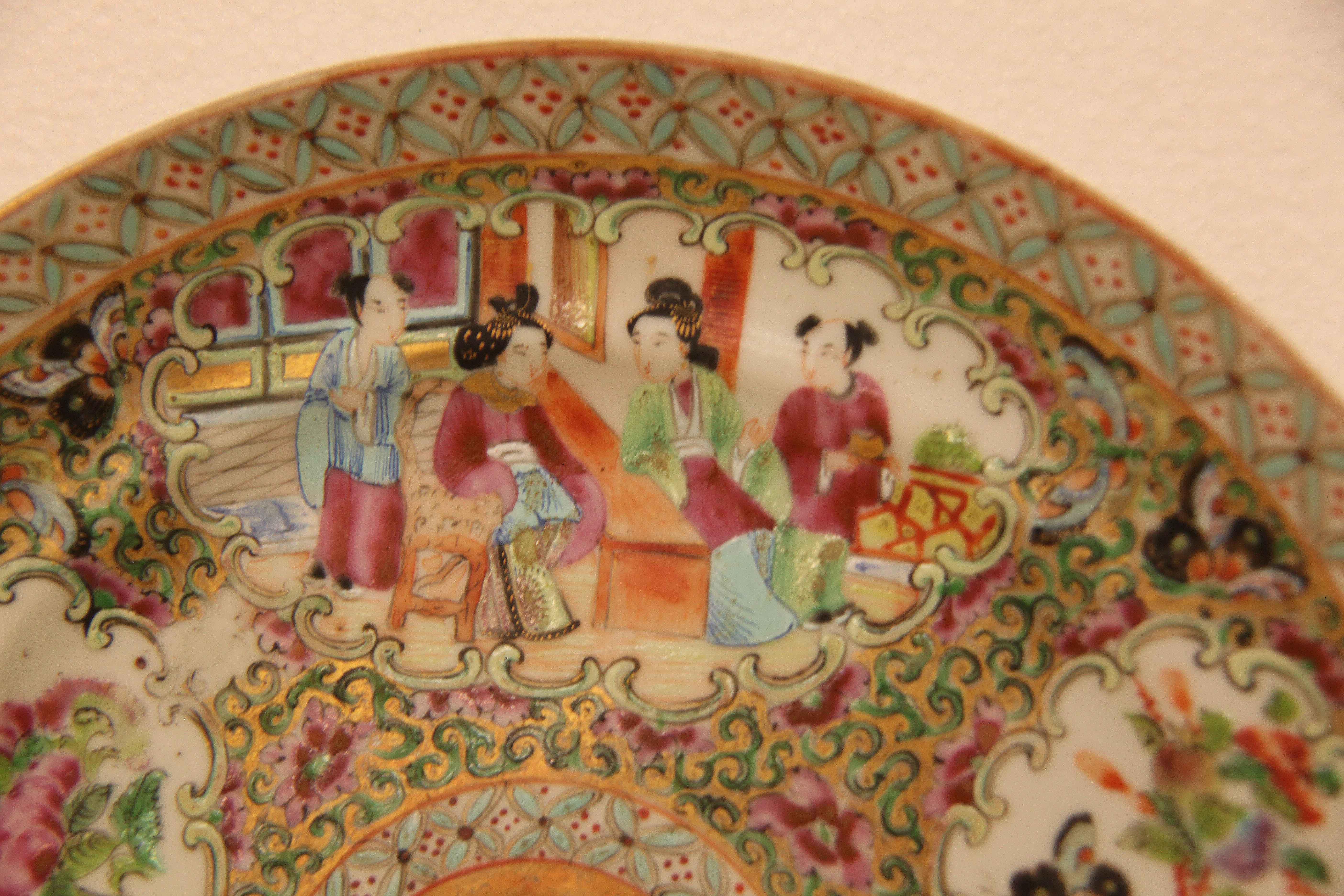 Paar chinesische Rosenmedaillon-Teller mit Medaillon (Mittleres 19. Jahrhundert) im Angebot