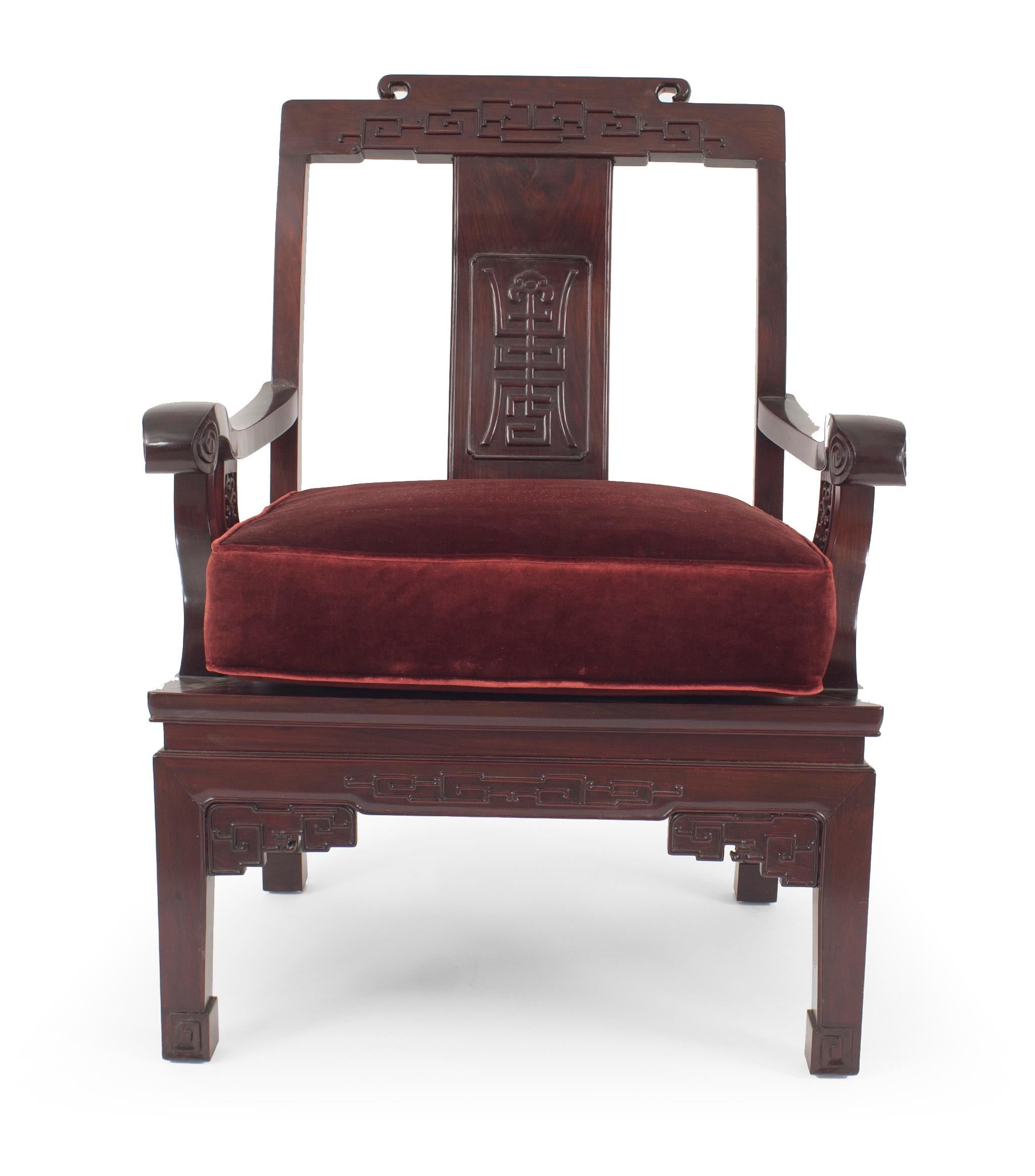 Ein Paar Palisander-Sessel im asiatisch-chinesischen Stil (20. Jahrhundert) mit geschnitzter Rückenlehne und Sitzkissen.